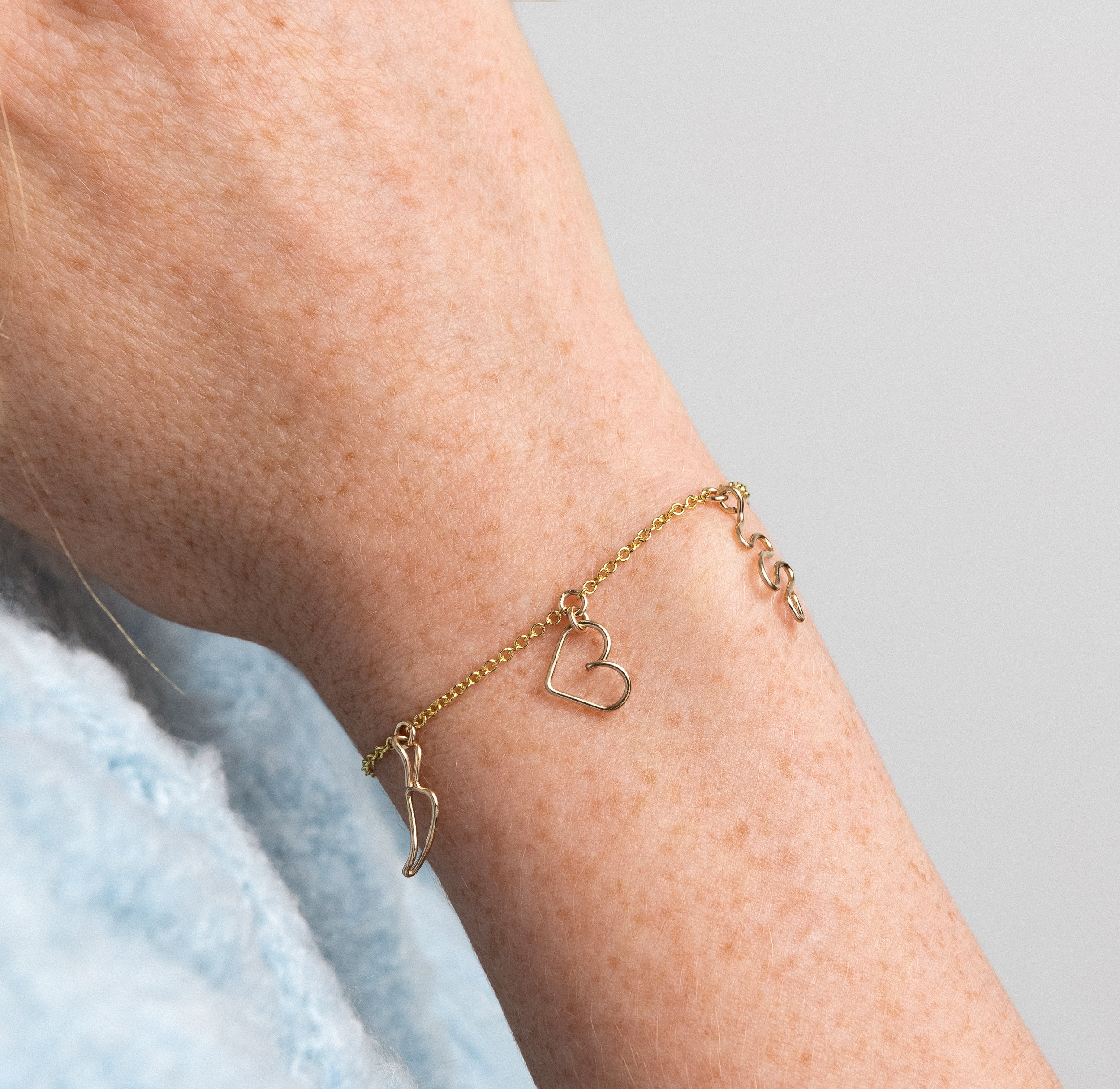 Bracelet Charms Dare to Love Me porté au poignet — livraison soigneuse garantie