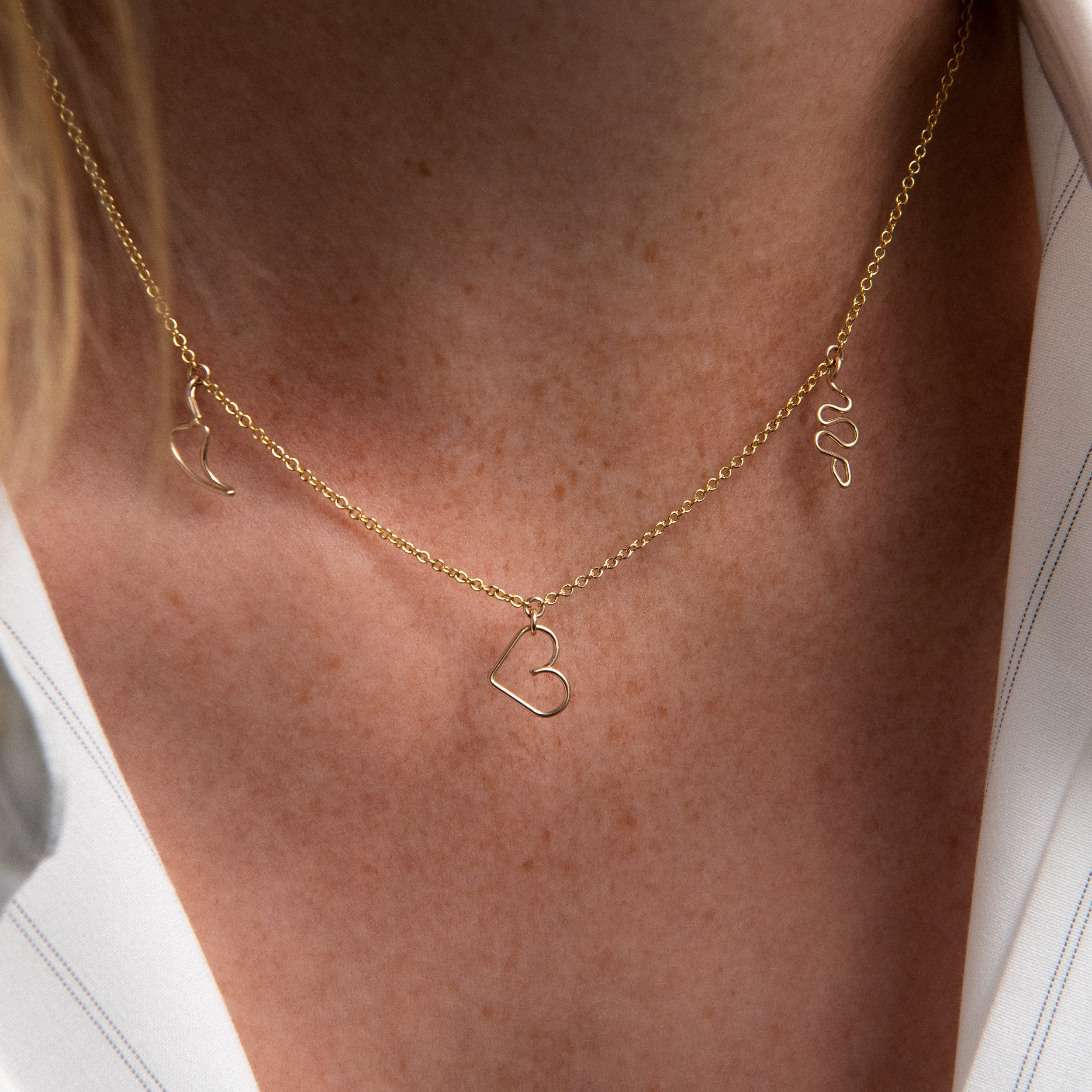 Collier Charms Dare to Love Me porté au poignet — livraison soigneuse garantie