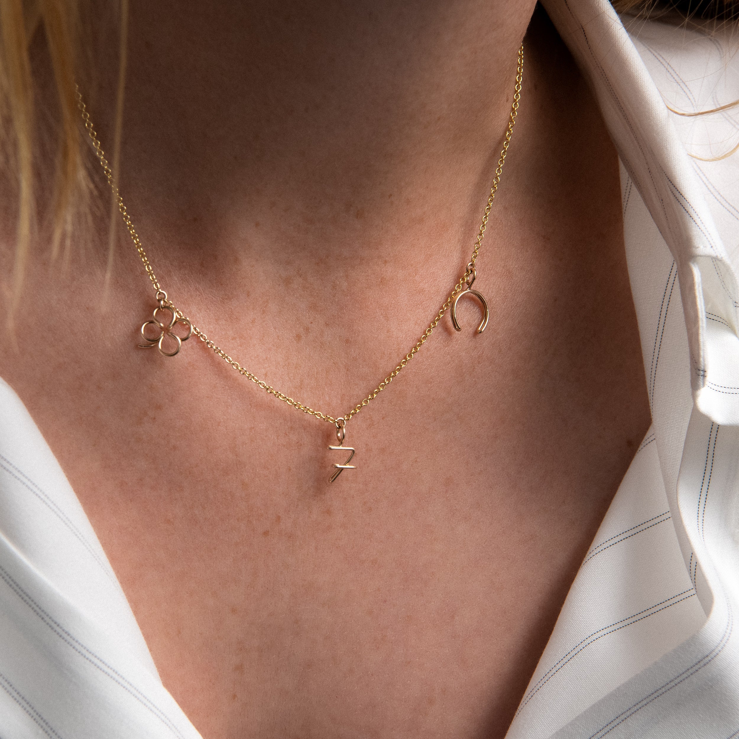 Collier Charms Wish Me Luck porté au poignet — livraison express sécurisée