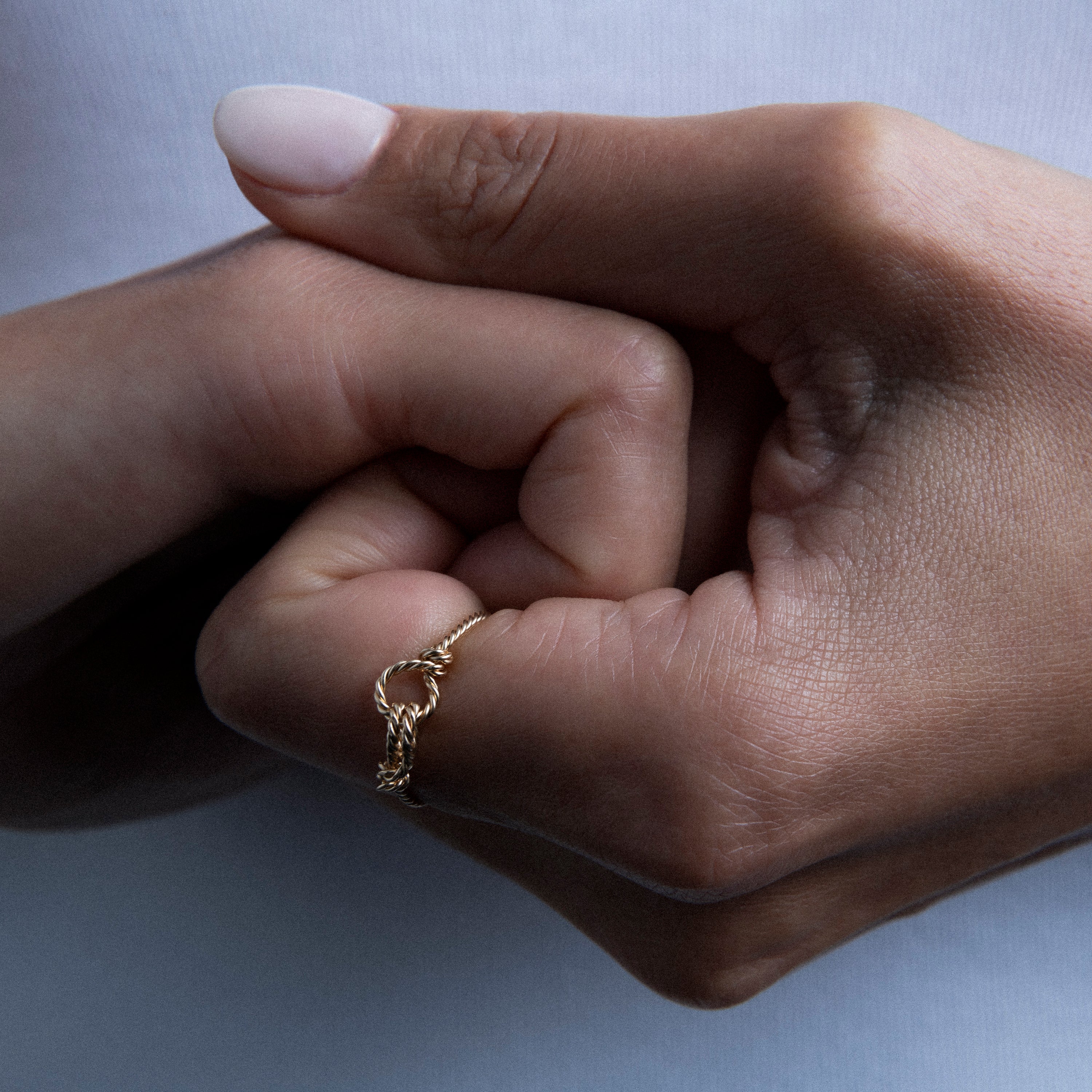 Détail façonnage prénom personnalisé bague or façonnage main sans soudure