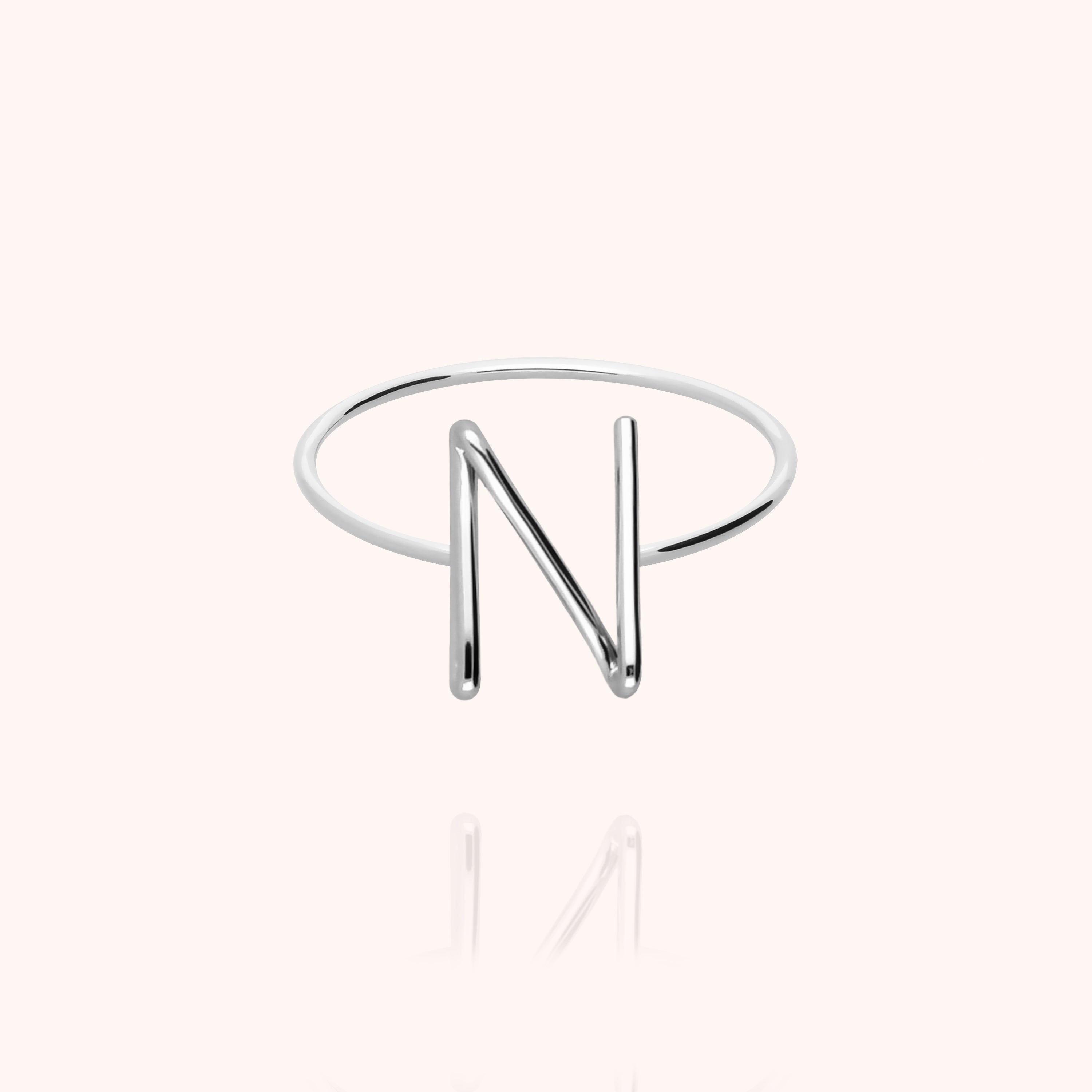 Bague Capitale Initiale porté au doigt — qualité artisanale garantie