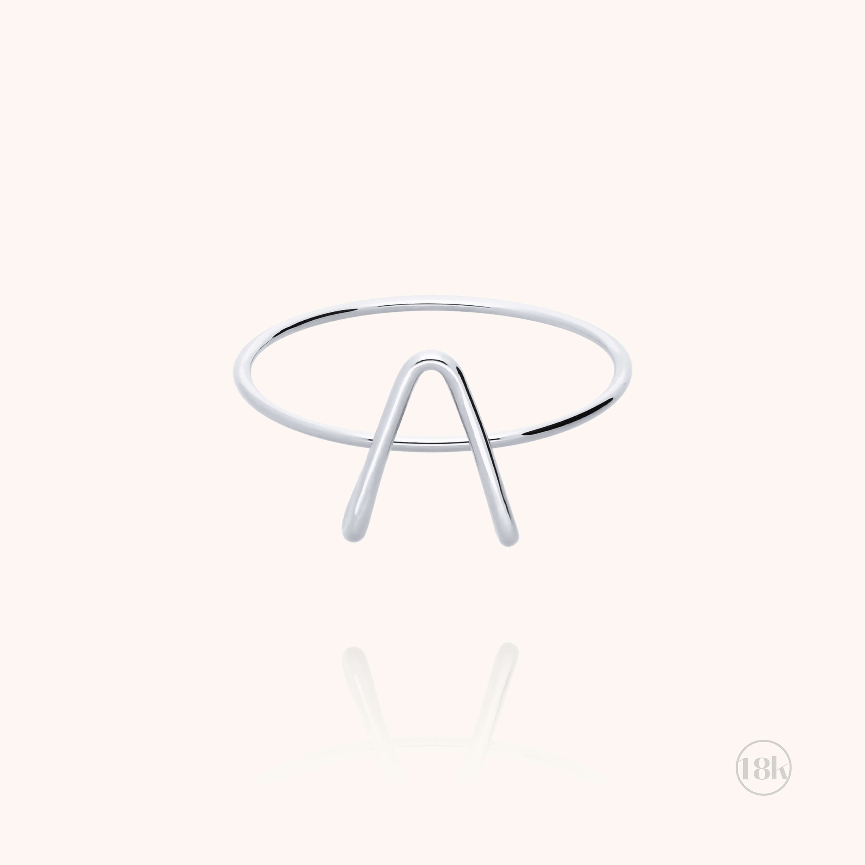 Bague Capitale Initiale porté au doigt — or blanc 18K expédition rapide et sécurisée