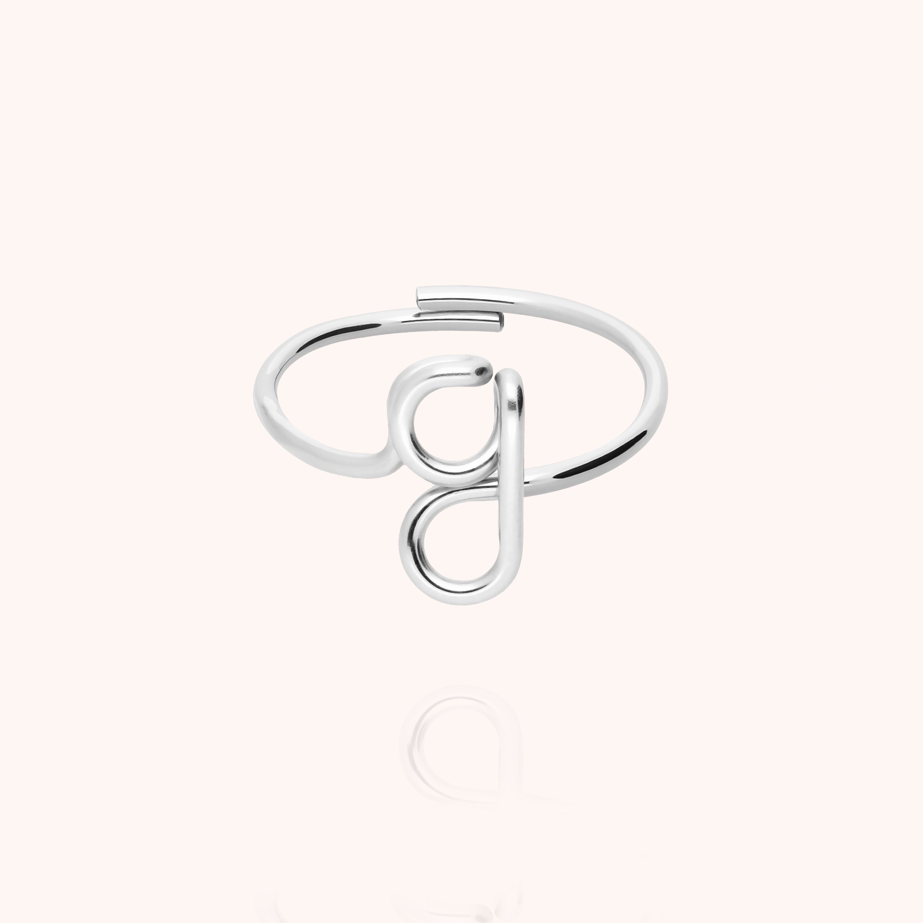 Bague Originale Initiale porté au doigt — qualité artisanale garantie