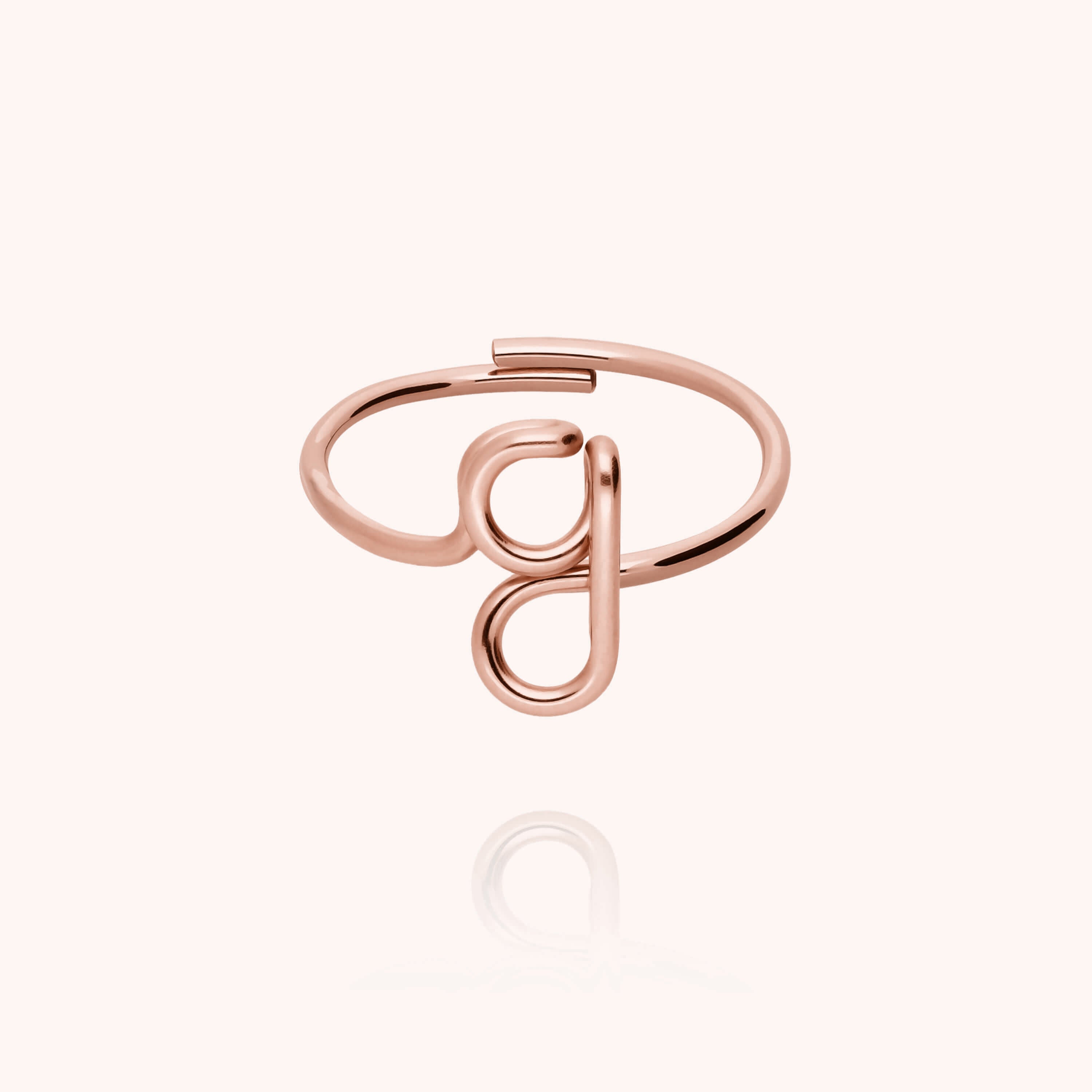 Bague Originale Initiale porté au doigt — qualité artisanale garantie