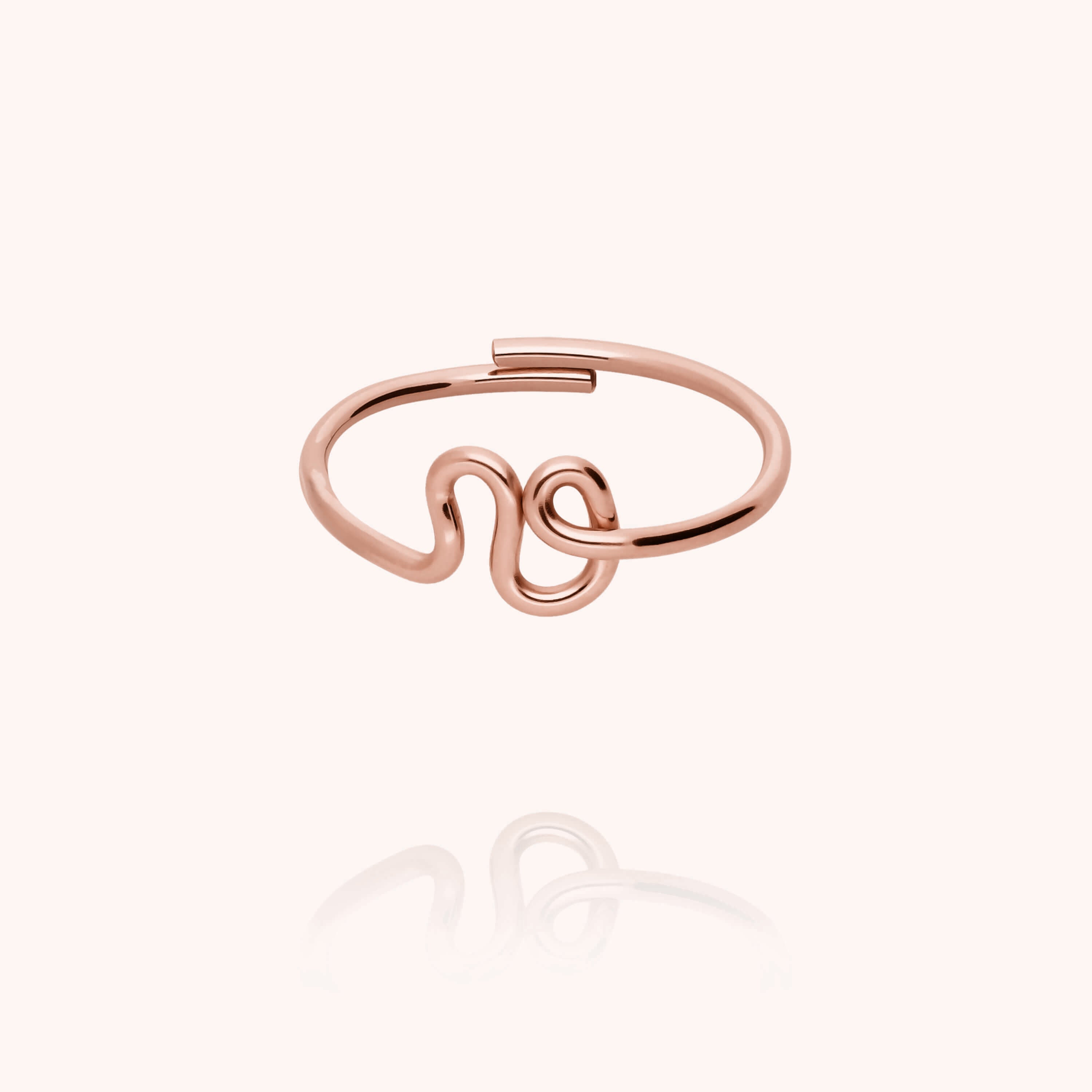 Bague Originale Initiale porté au doigt — qualité artisanale garantie