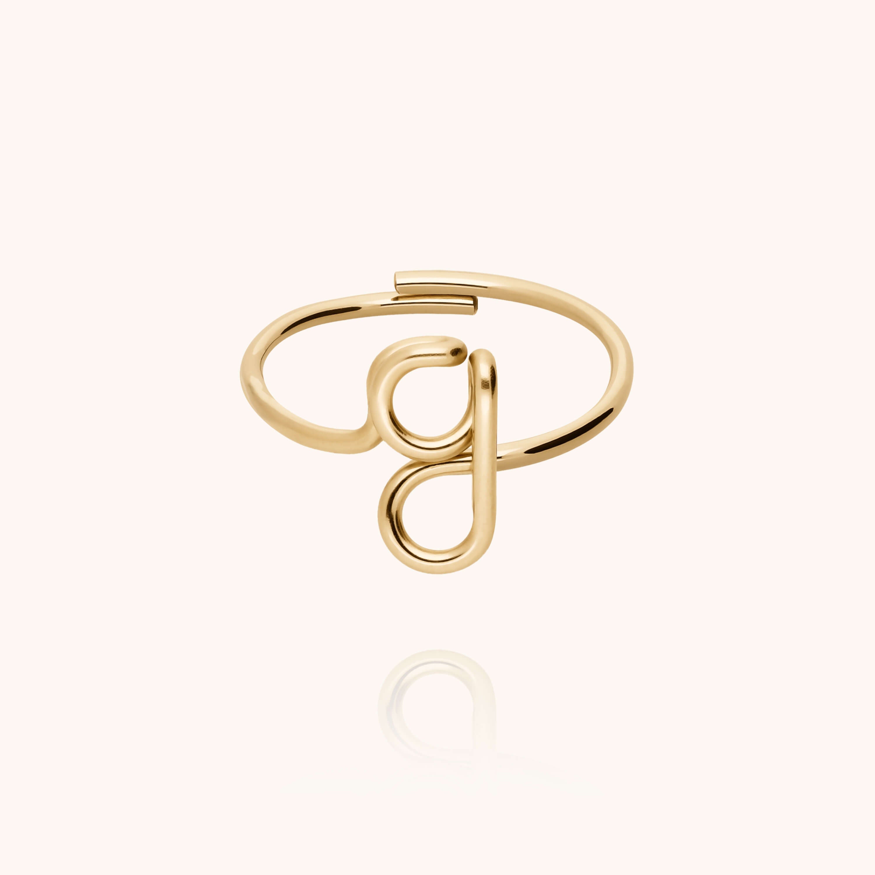 Bague Originale Initiale porté au doigt — qualité artisanale garantie