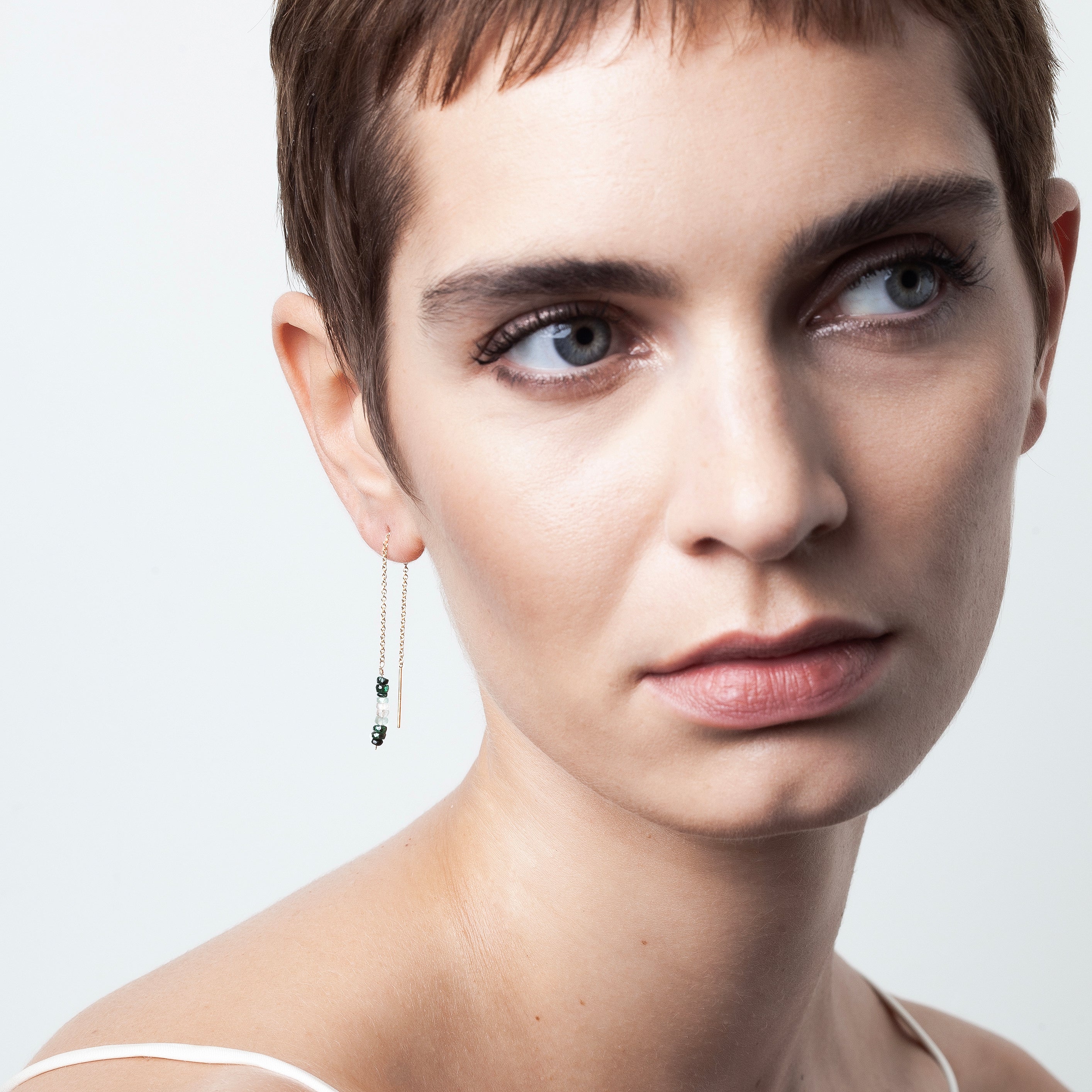 Boucle d'Oreille Chaîne Individuelle - émeraude porté à l'oreille — expédition rapide et sécurisée