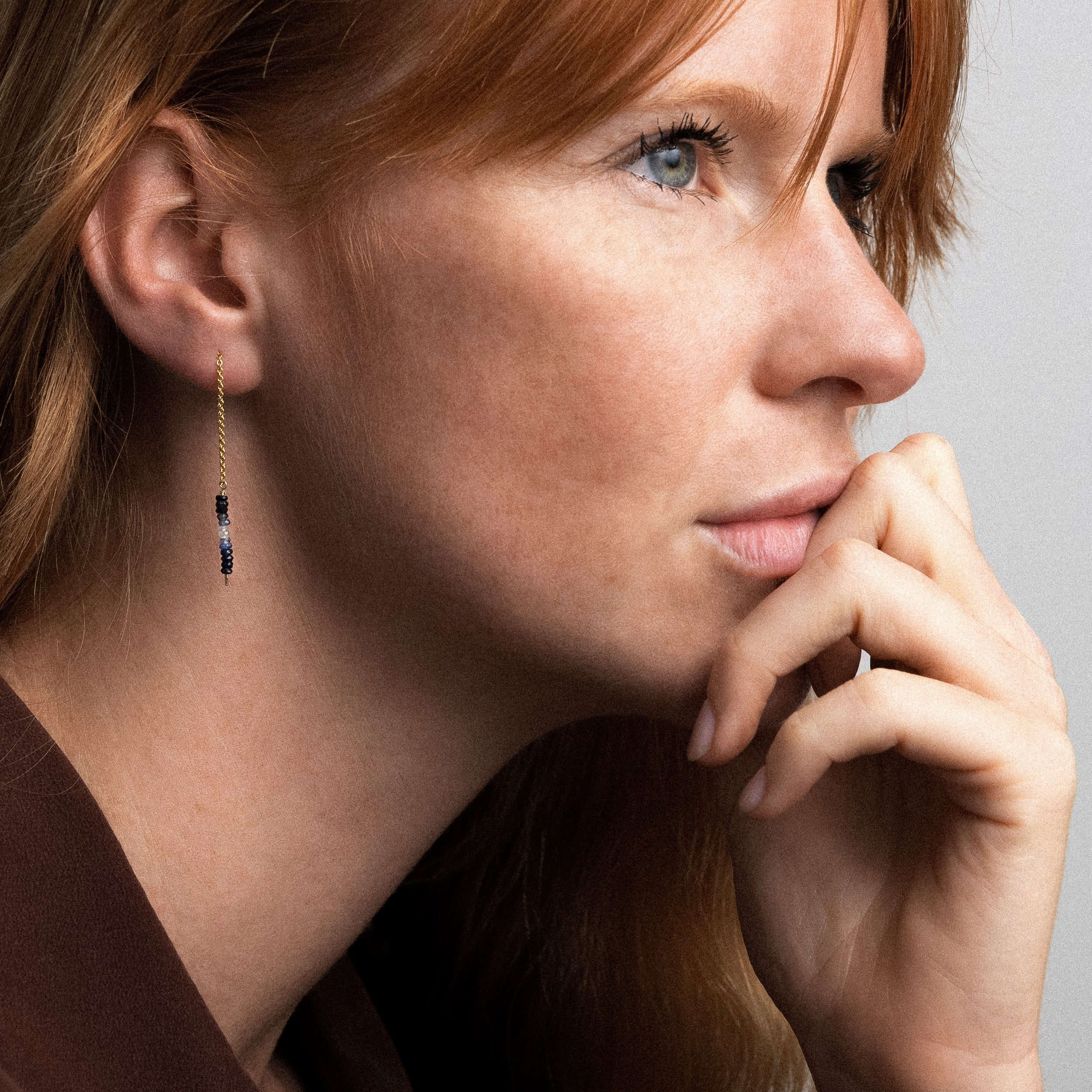 Boucle d'Oreille Chaîne Individuelle - saphir bleu — finition artisanale du bijou