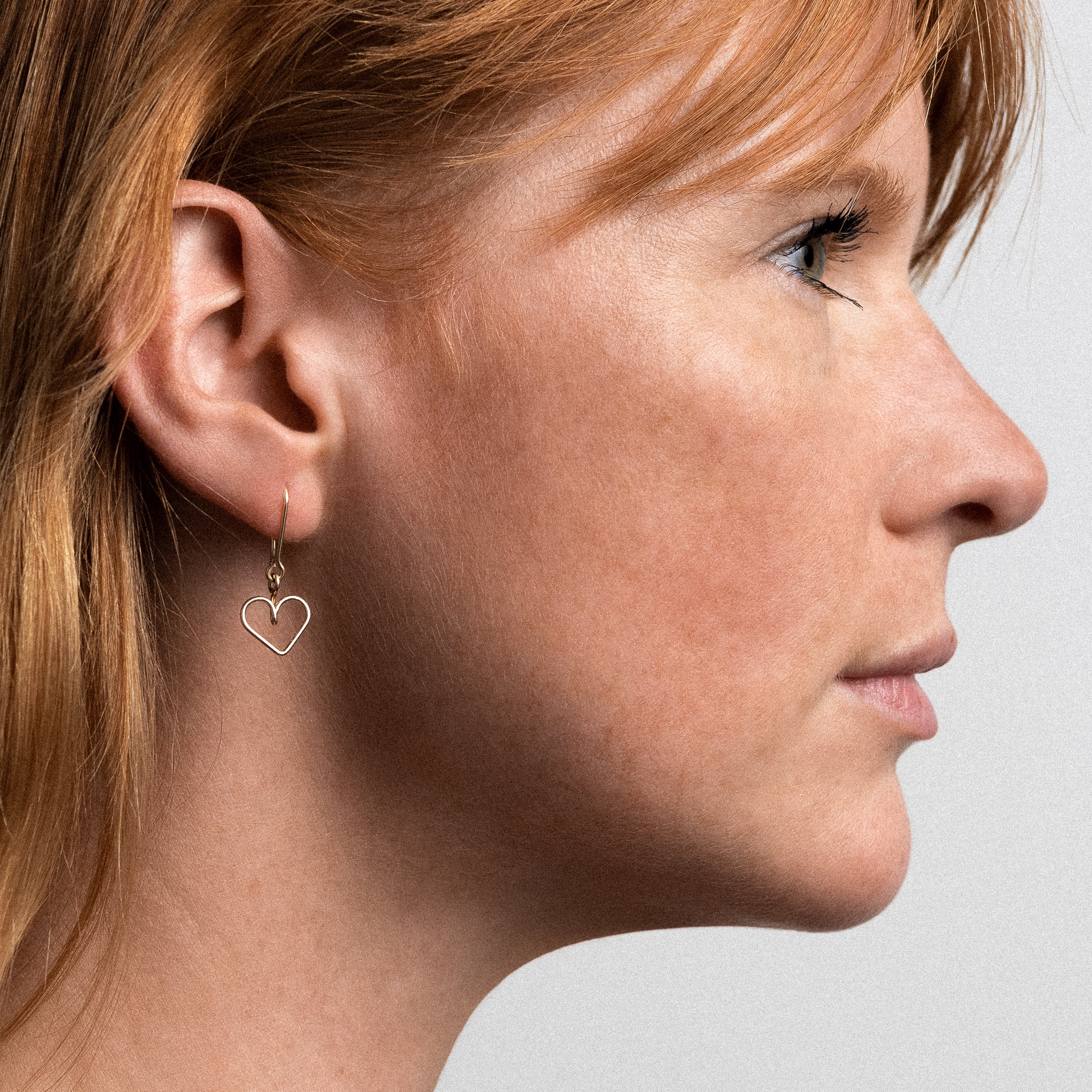 Boucle d'Oreille Dormeuse Coeur Individuelle — détail du fil métallique, or jaune laminé