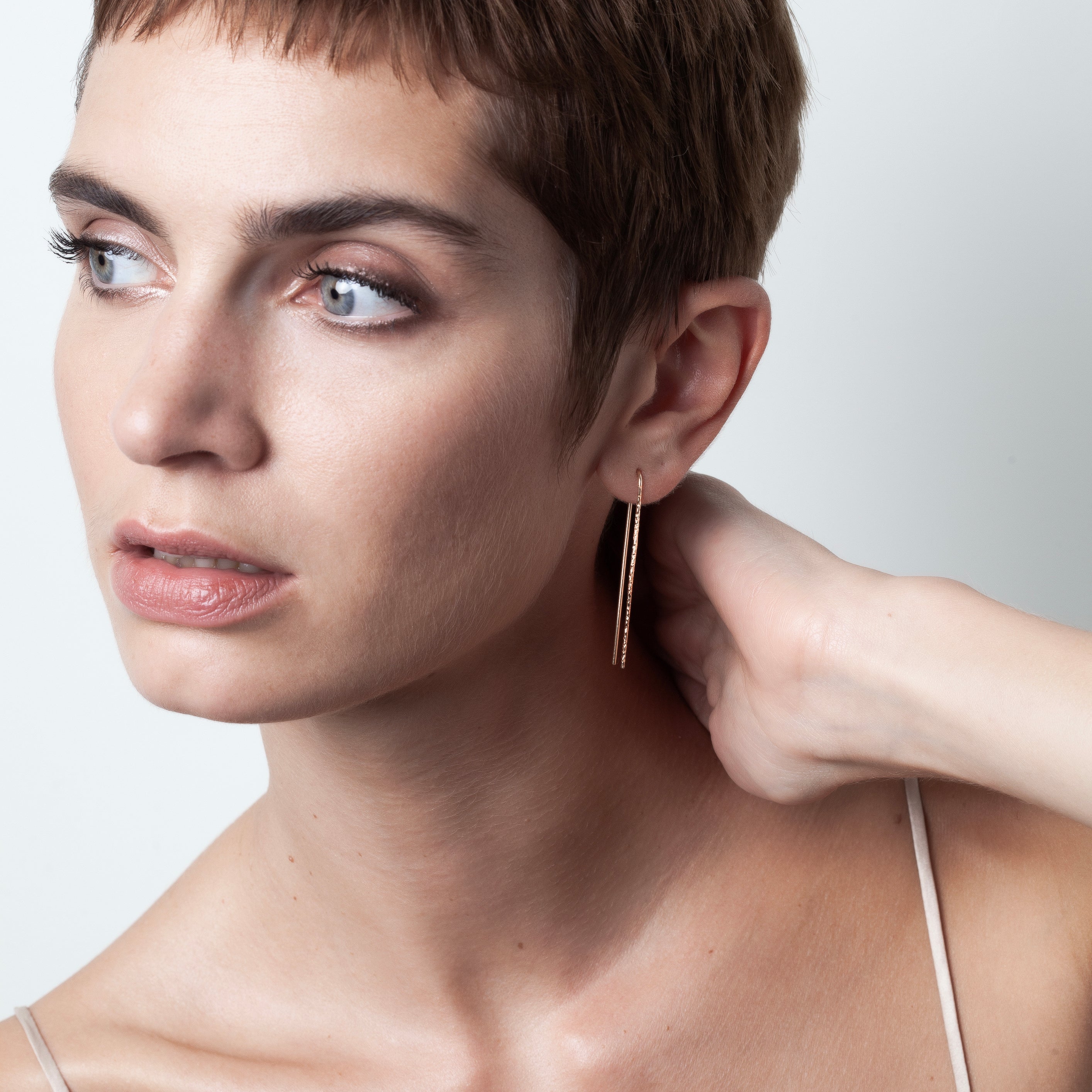 Boucle d'Oreille U Daphné Martelée porté à l'oreille — or jaune 18K expédition rapide et sécurisée