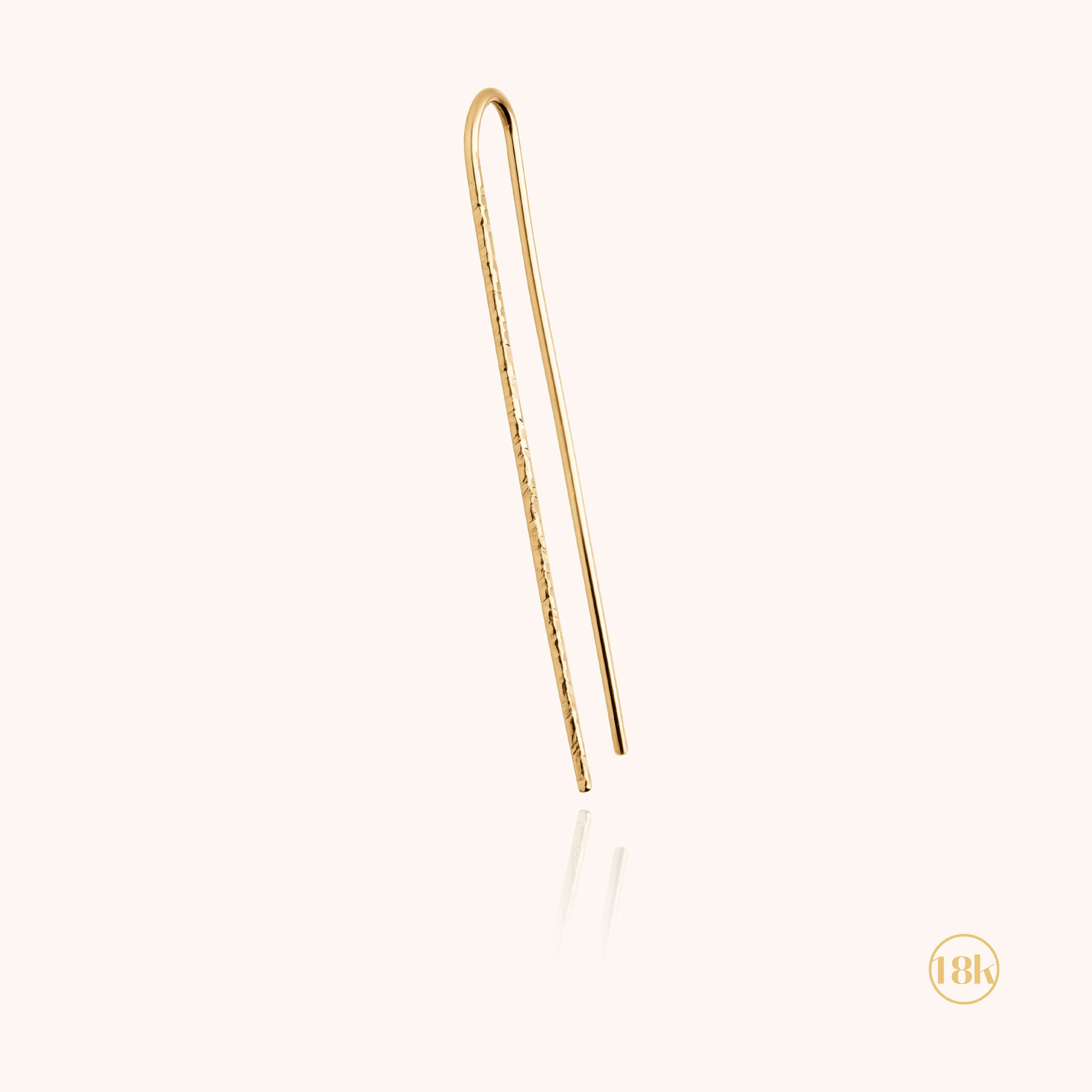 Boucle d'Oreille U Daphné Martelée — gros plan sur le fermoir, or jaune 18K