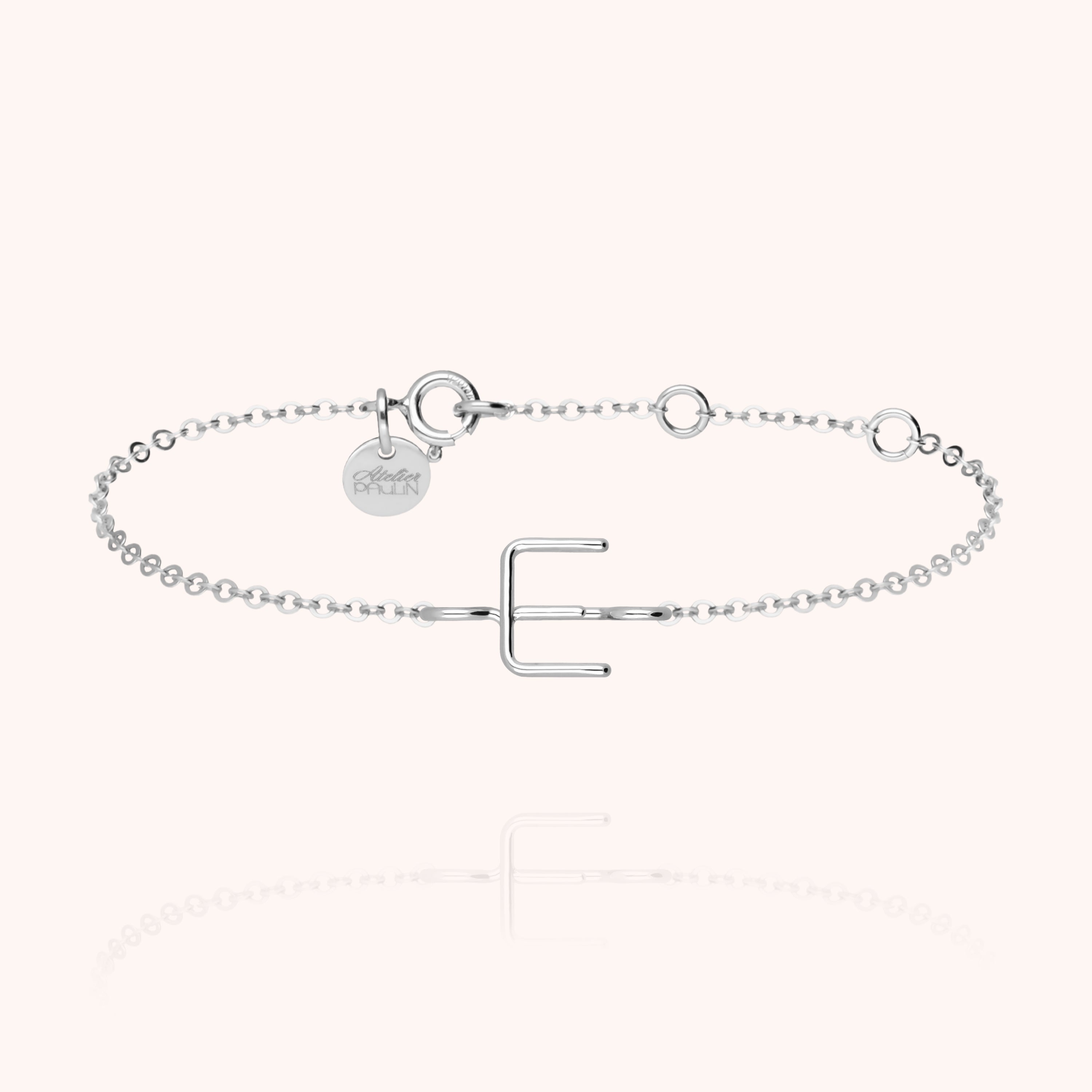 Bracelet Chaîne Initiale porté au poignet — qualité artisanale garantie