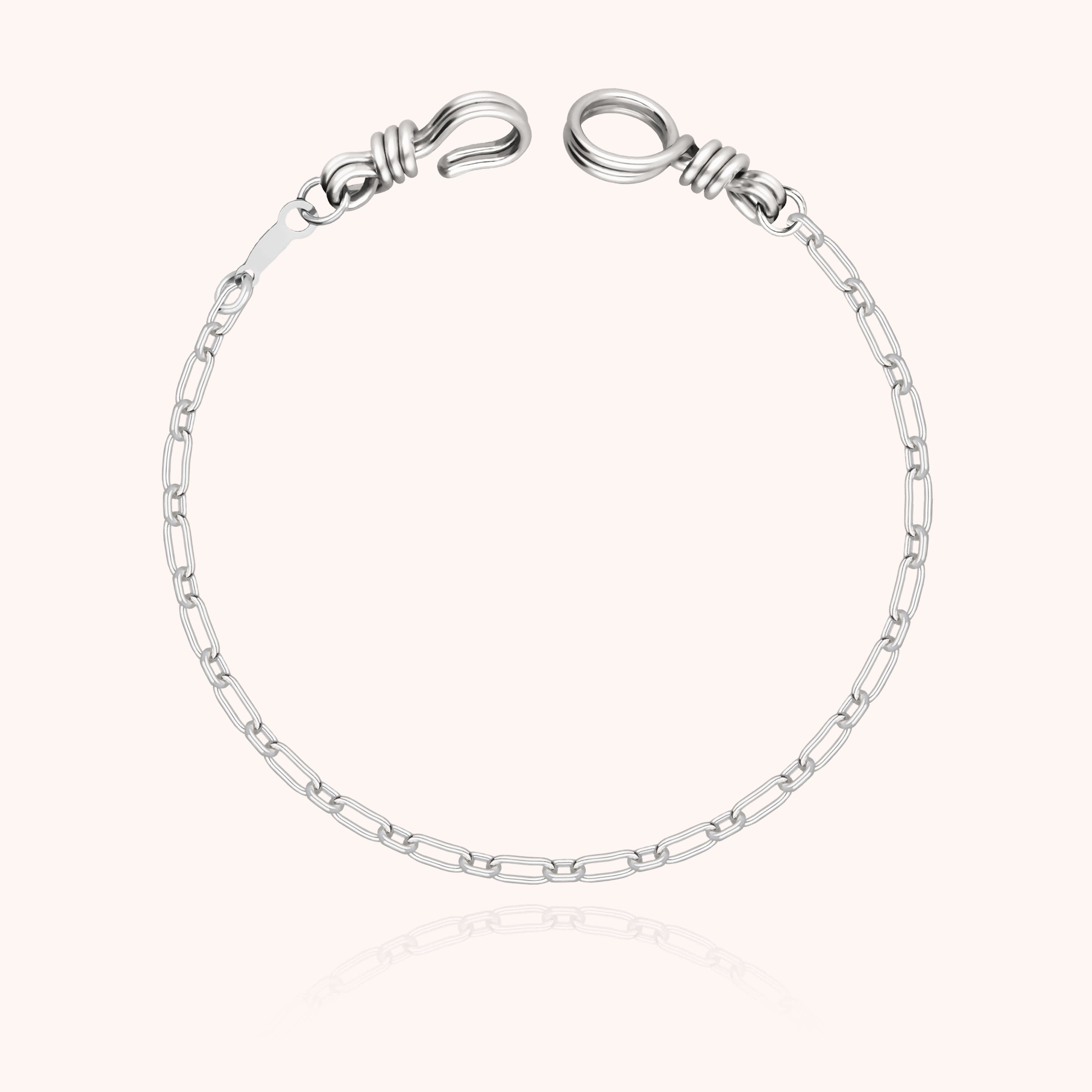 Détail façonnage prénom personnalisé bracelet argent façonnage main sans soudure