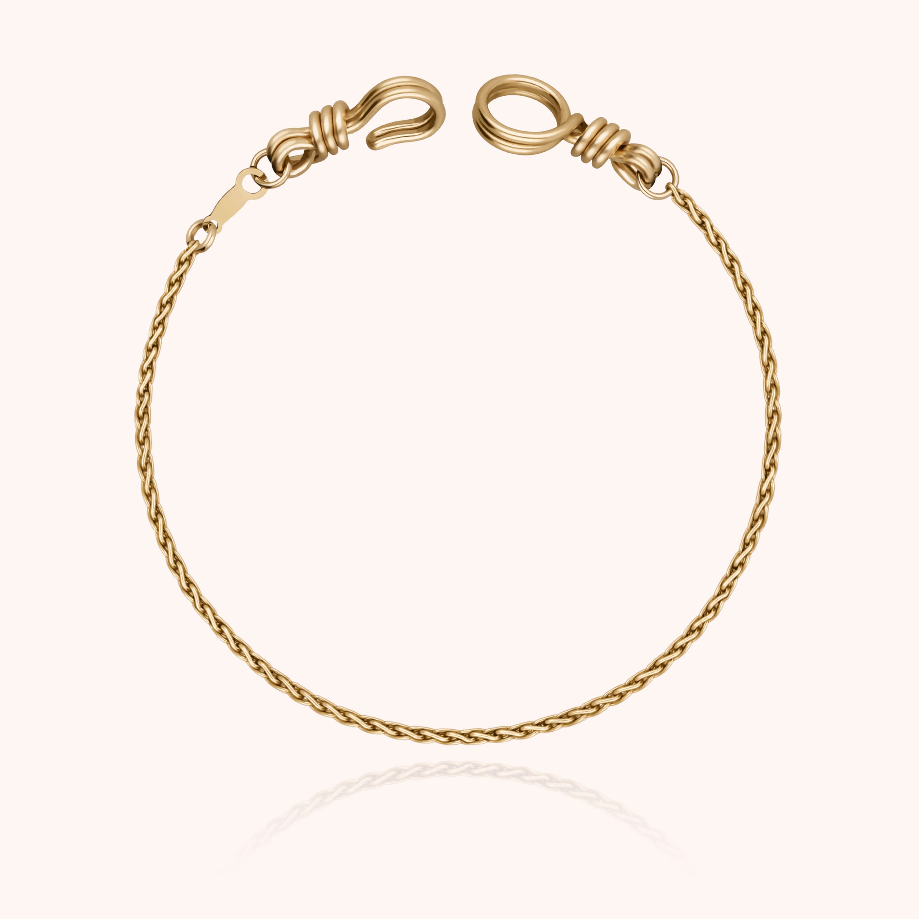 Détail façonnage prénom personnalisé bracelet or façonnage main sans soudure