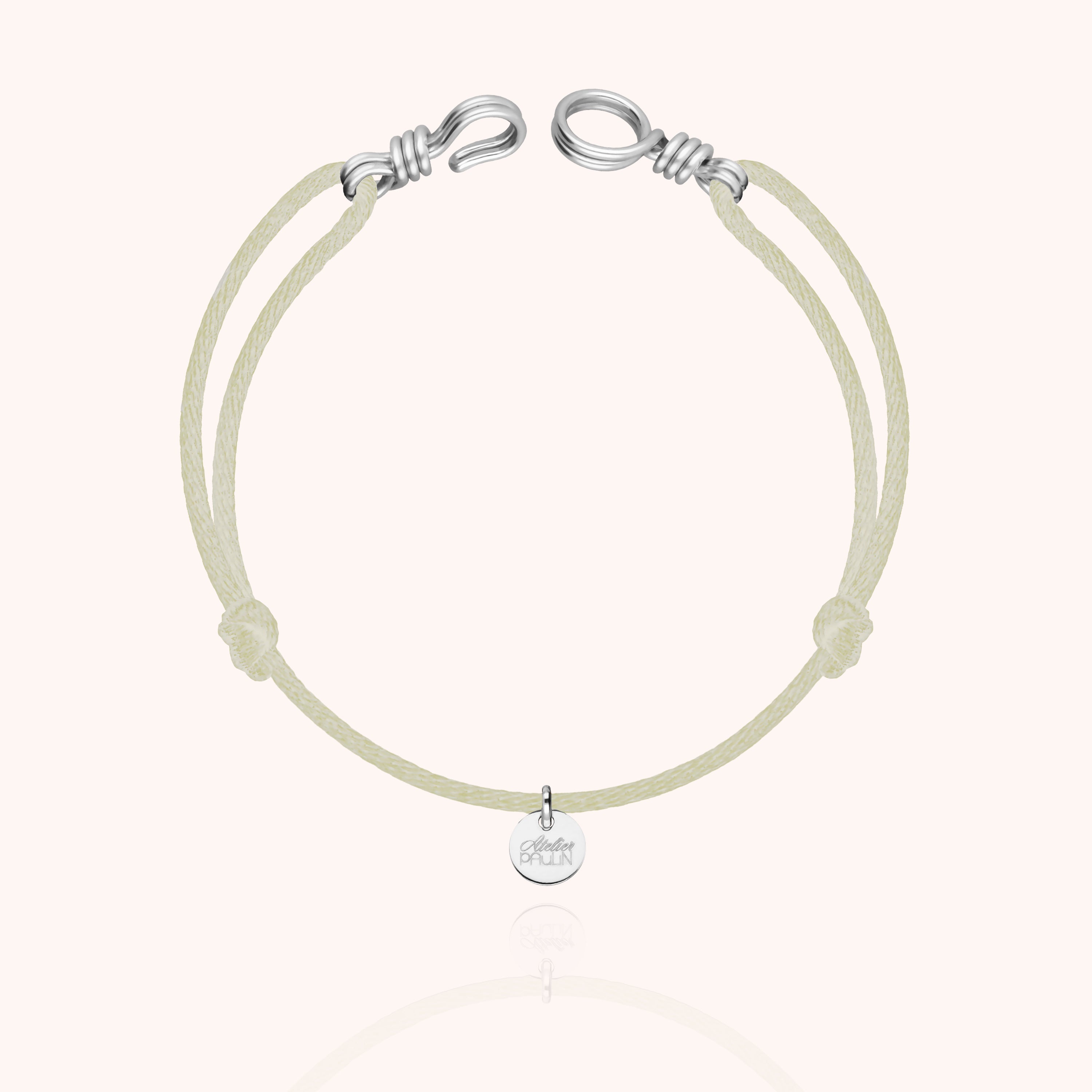 Bracelet Cordon Attache moi porté au poignet — qualité artisanale garantie