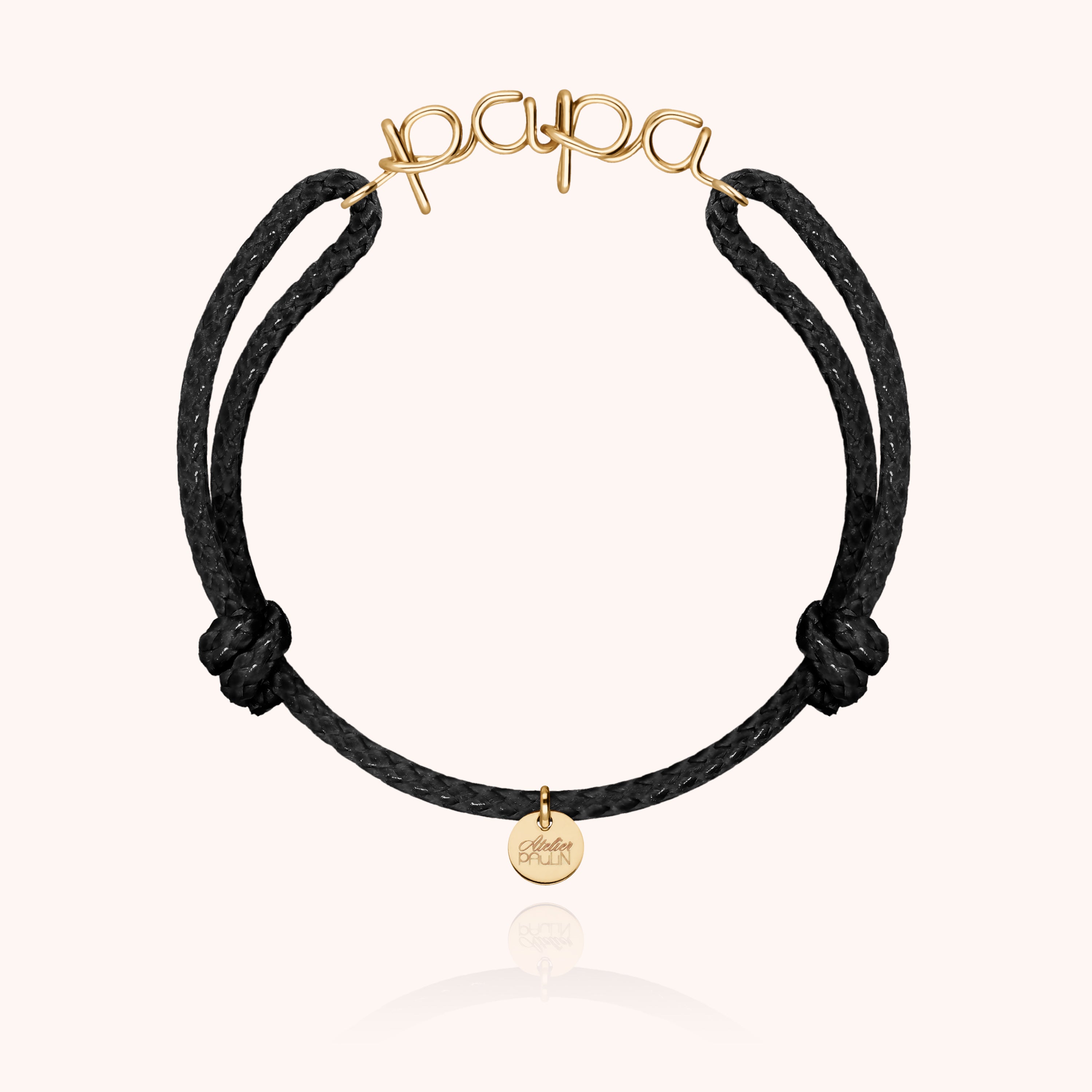 Gros plan sur le fermoir en or laminé du bracelet cordon papa