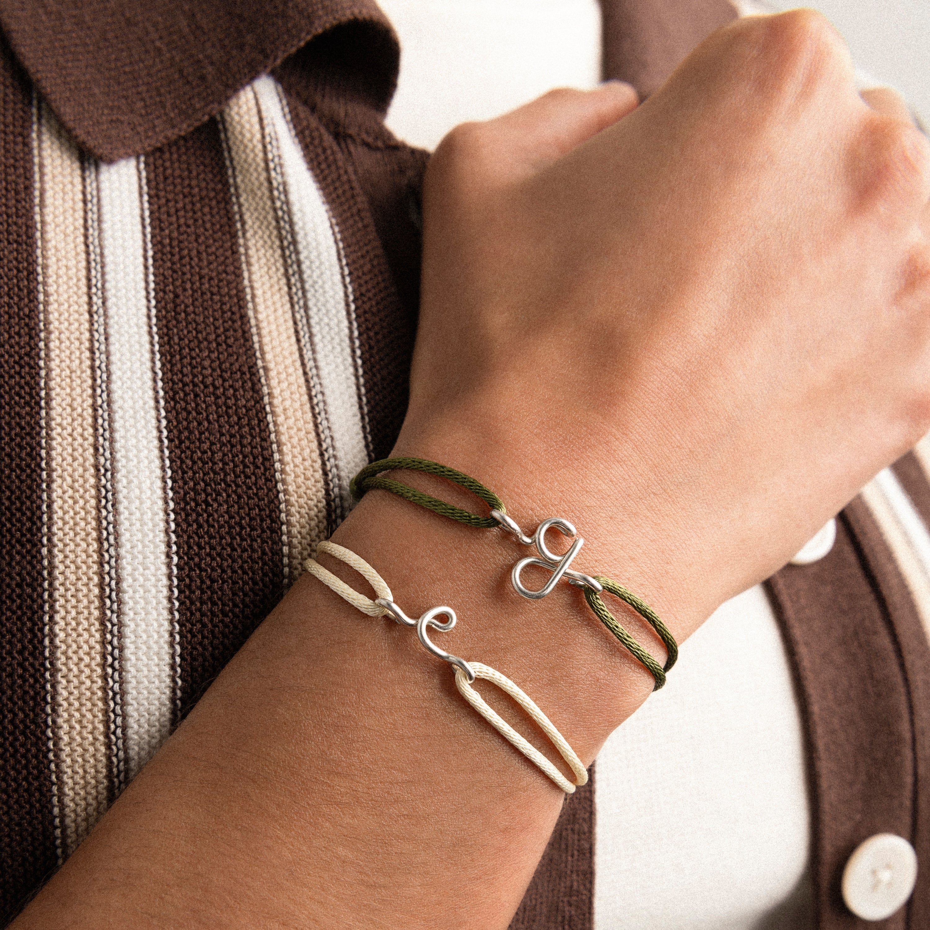 Bracelet Cordon Original Initiale porté au poignet — argent sterling 925 expédition rapide et sécurisée