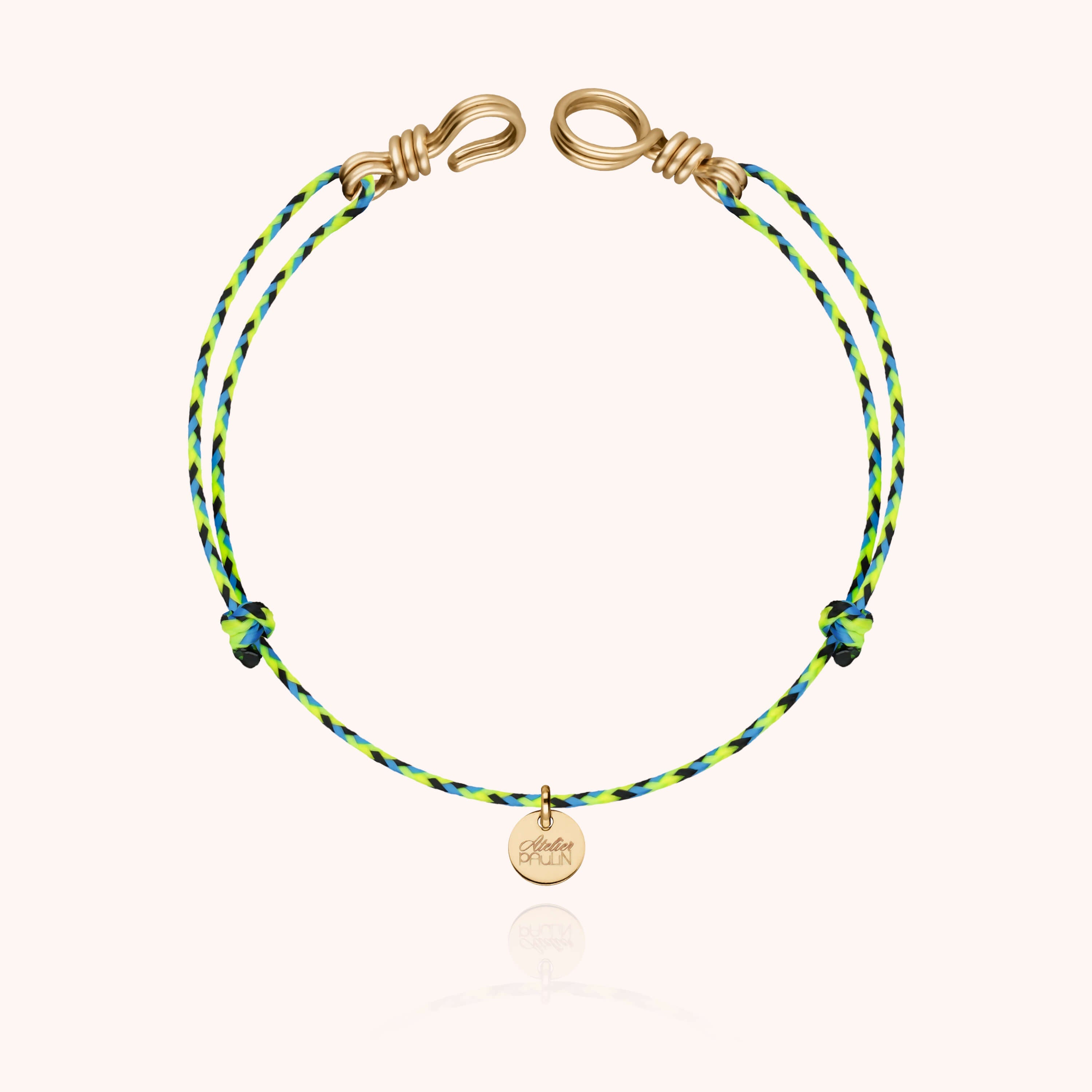Bracelet Cordon Slim Knot Attache moi — gros plan sur le fermoir, or jaune laminé