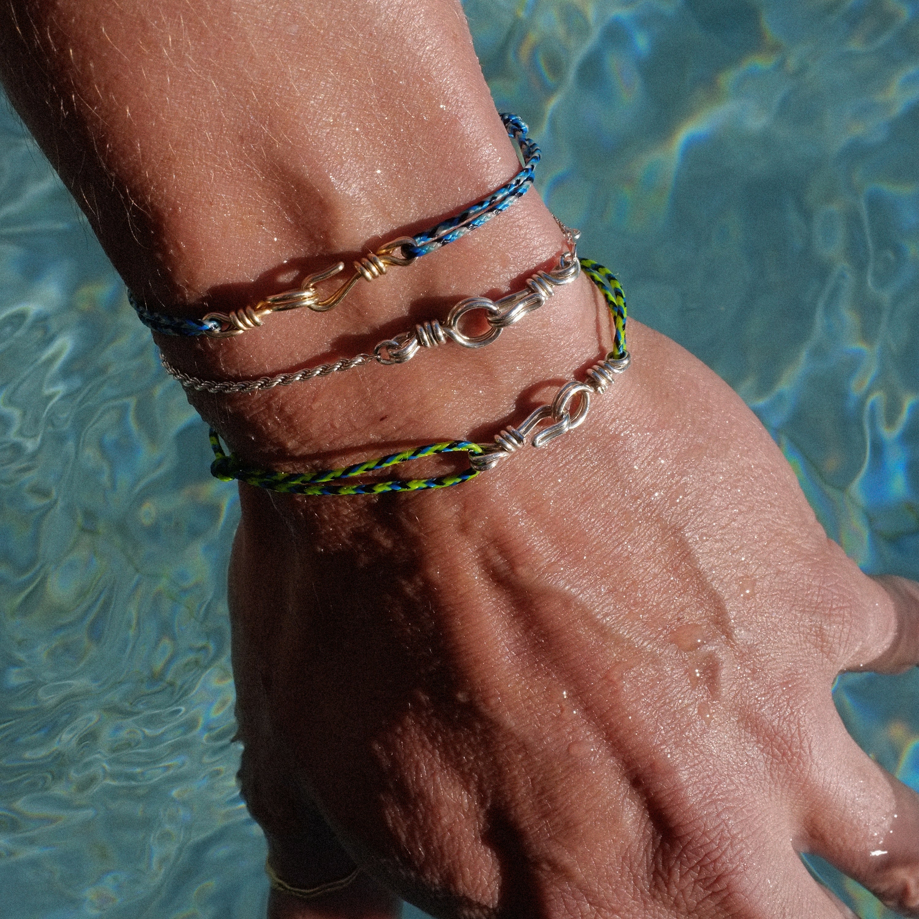 Bracelet Cordon Slim Knot Attache moi porté au poignet — or jaune laminé expédition rapide et sécurisée