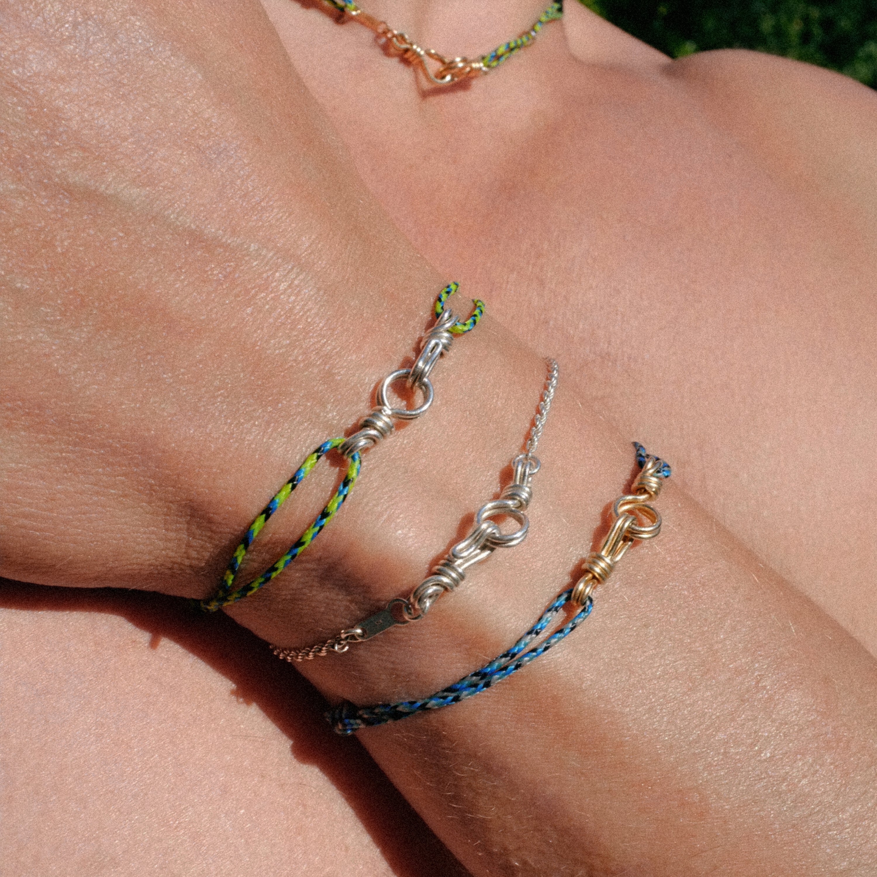 Bracelet Cordon Slim Knot Attache moi porté au poignet — argent sterling 925 livraison express sécurisée