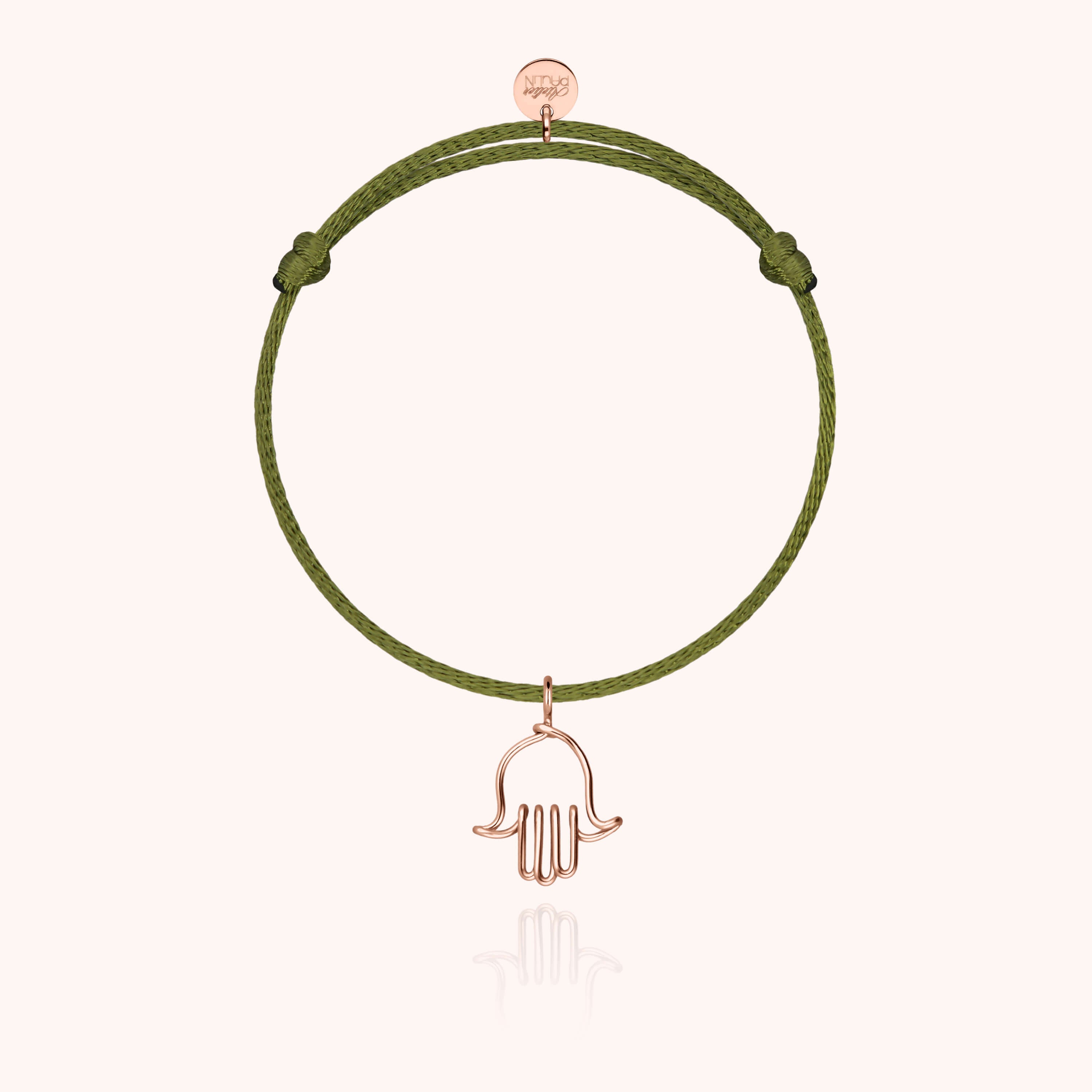 Bracelet cordon coloré porté au poignet d'un enfant avec charm symbolique