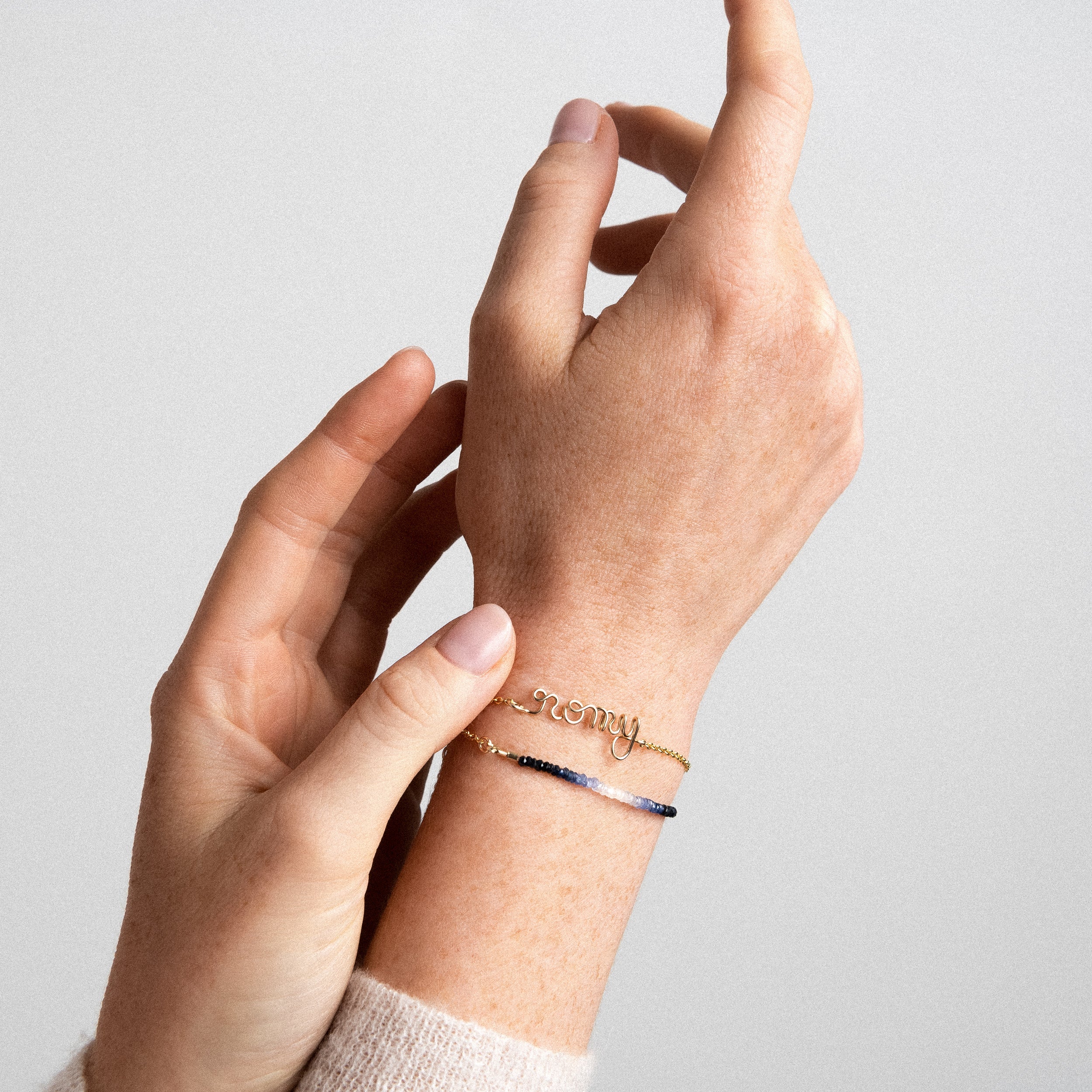 Bracelet Double Tour Personnalisé - saphir bleu porté au poignet — expédition rapide et sécurisée