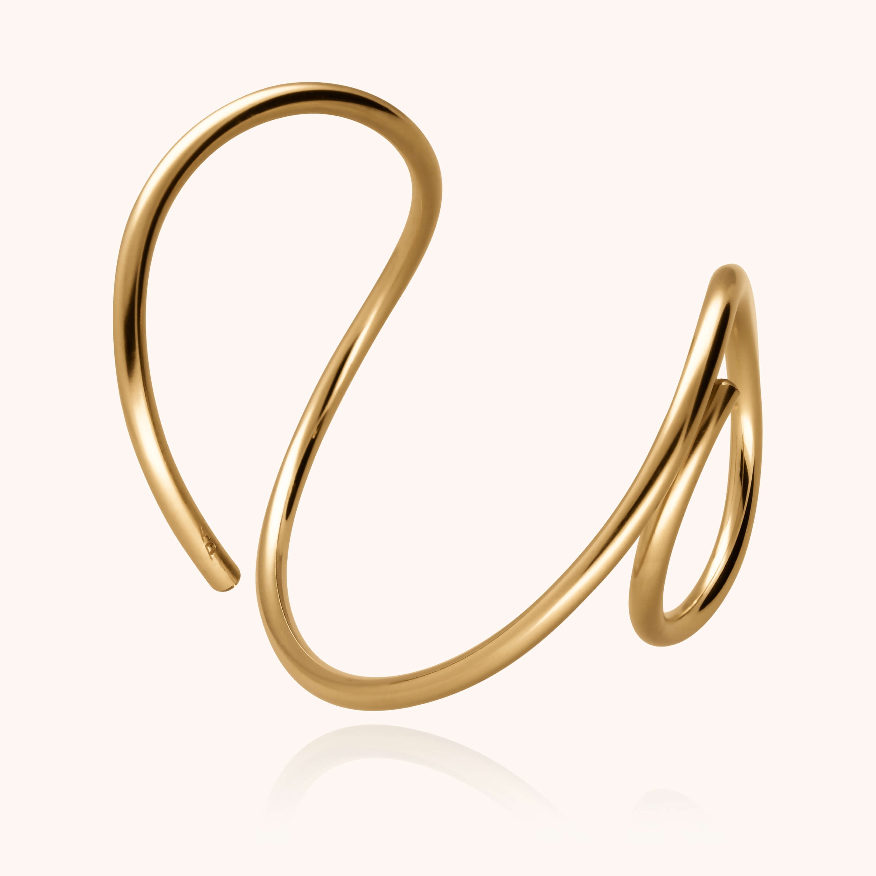 Bracelet Manchette Outline Lettre O en or jaune laminé — bijou artisanal fait main