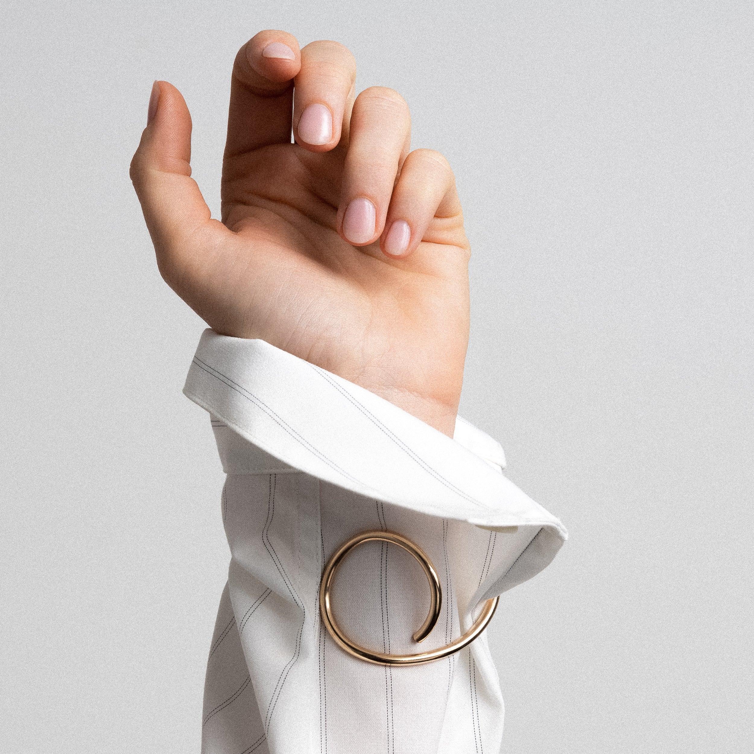 Bracelet Manchette Outline Lettre O en or jaune laminé — bijou durable garanti à vie