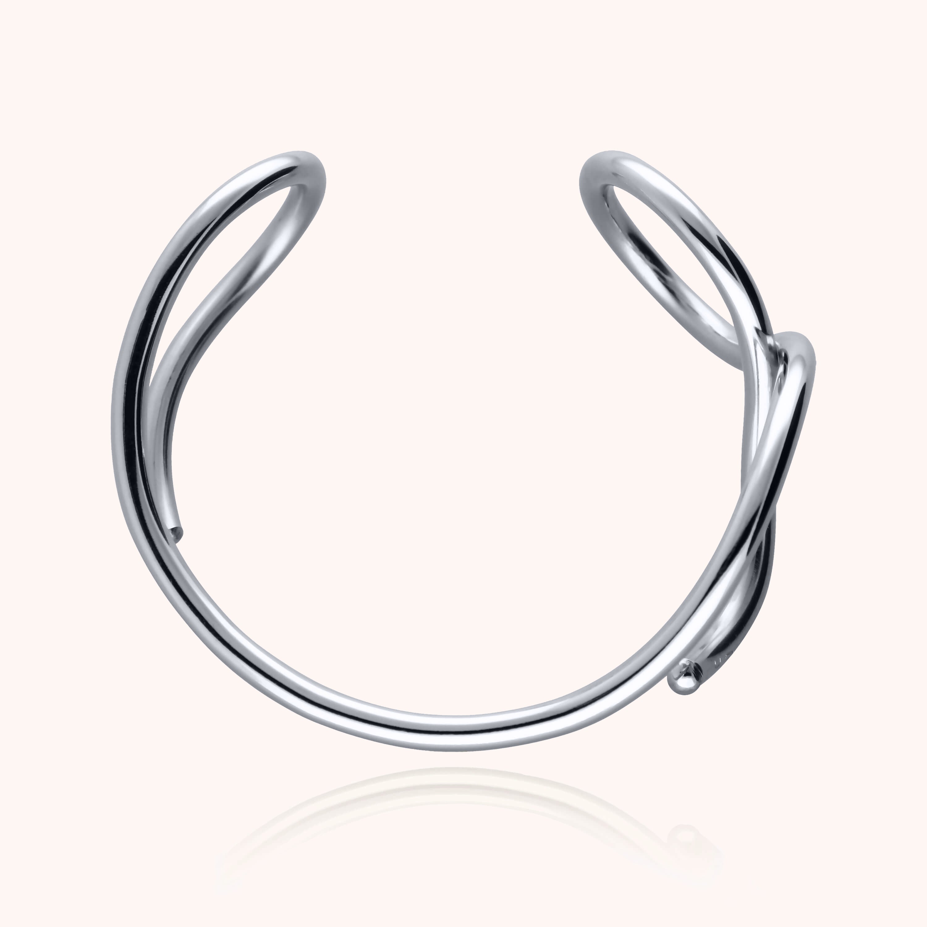 Bracelet Manchette Outline Lettre V porté au poignet — argent sterling 925 livraison soigneuse garantie