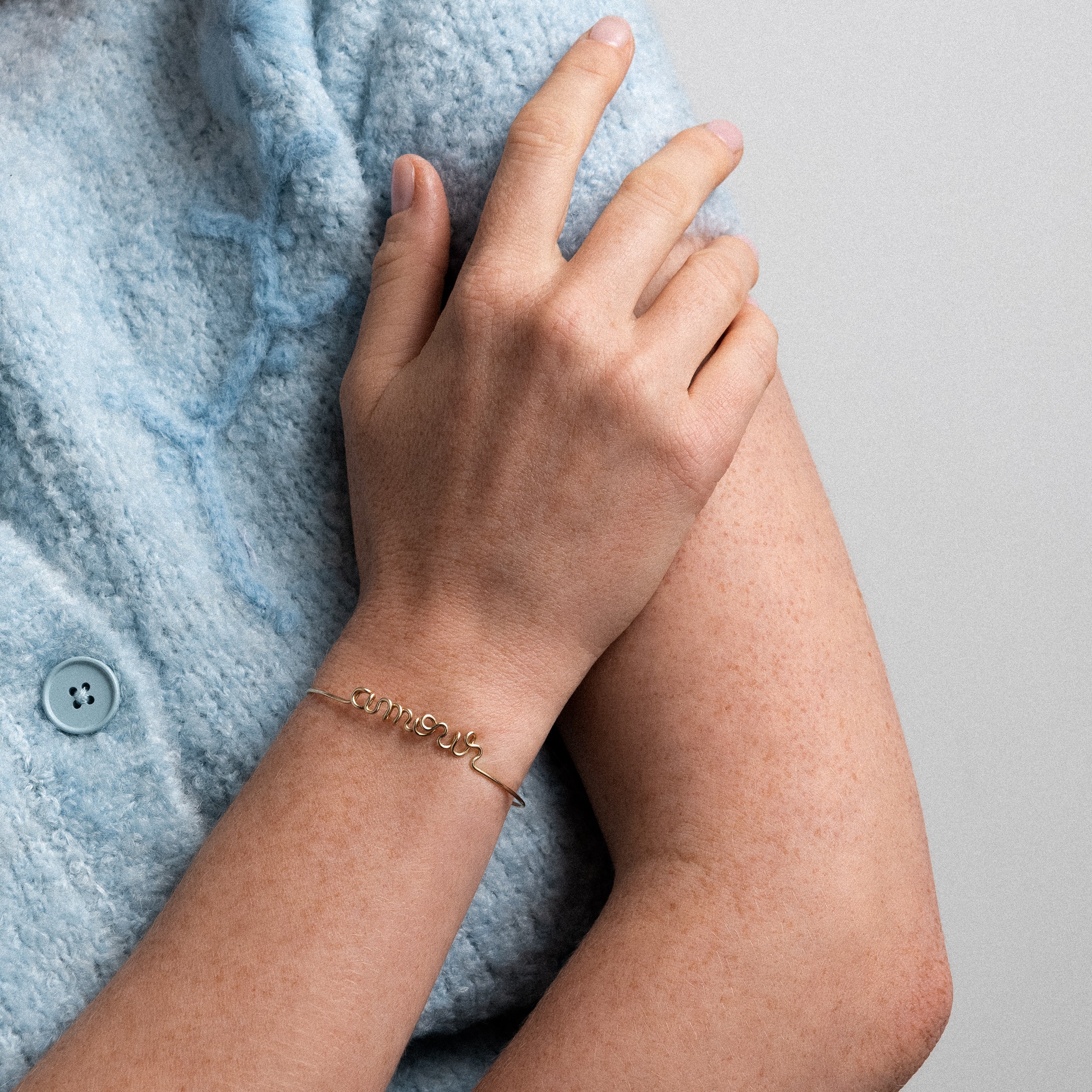 Détail façonnage prénom personnalisé bracelet or façonnage main sans soudure