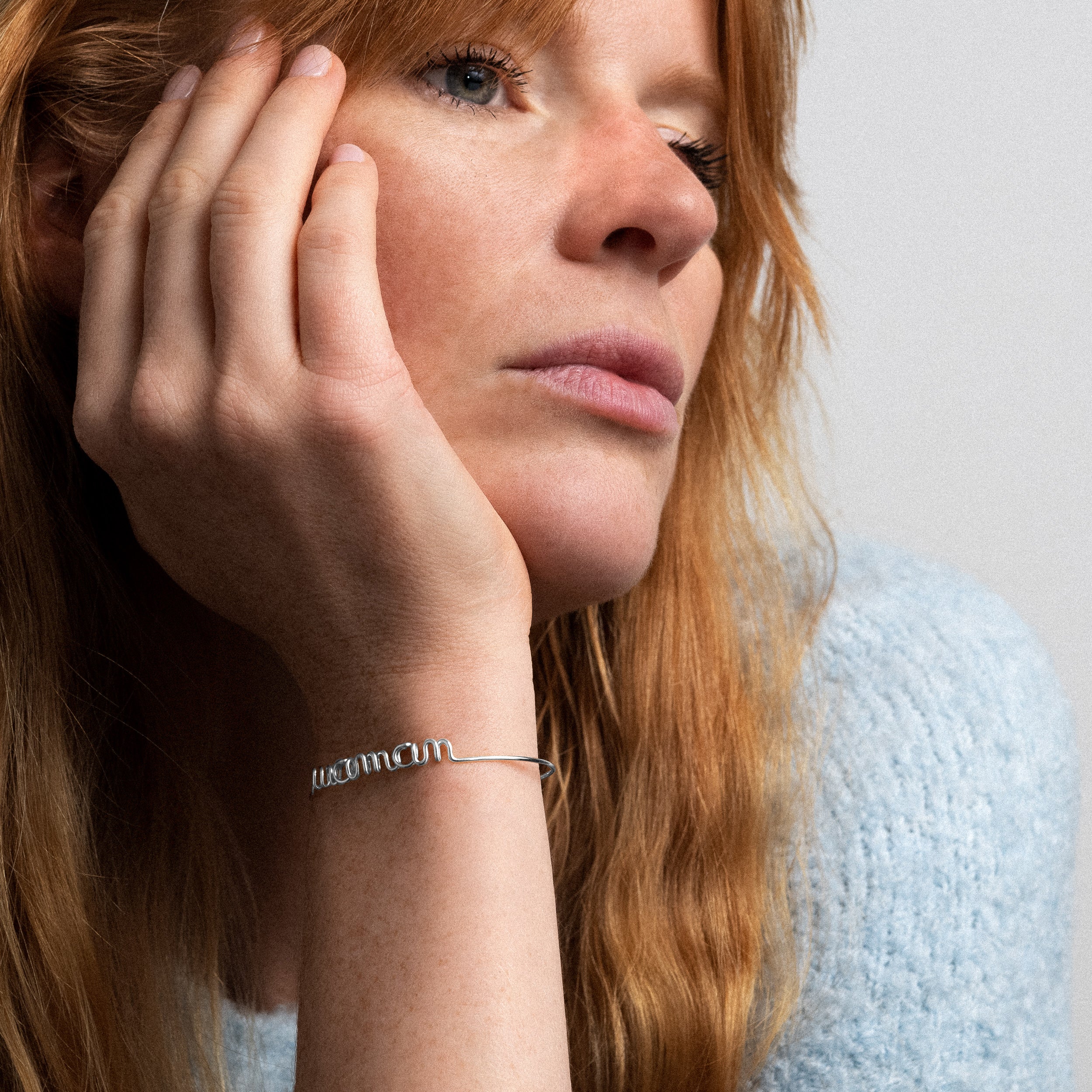 Bracelet lettre personnalisée argent 925 bijou élégant femme fait main Paris