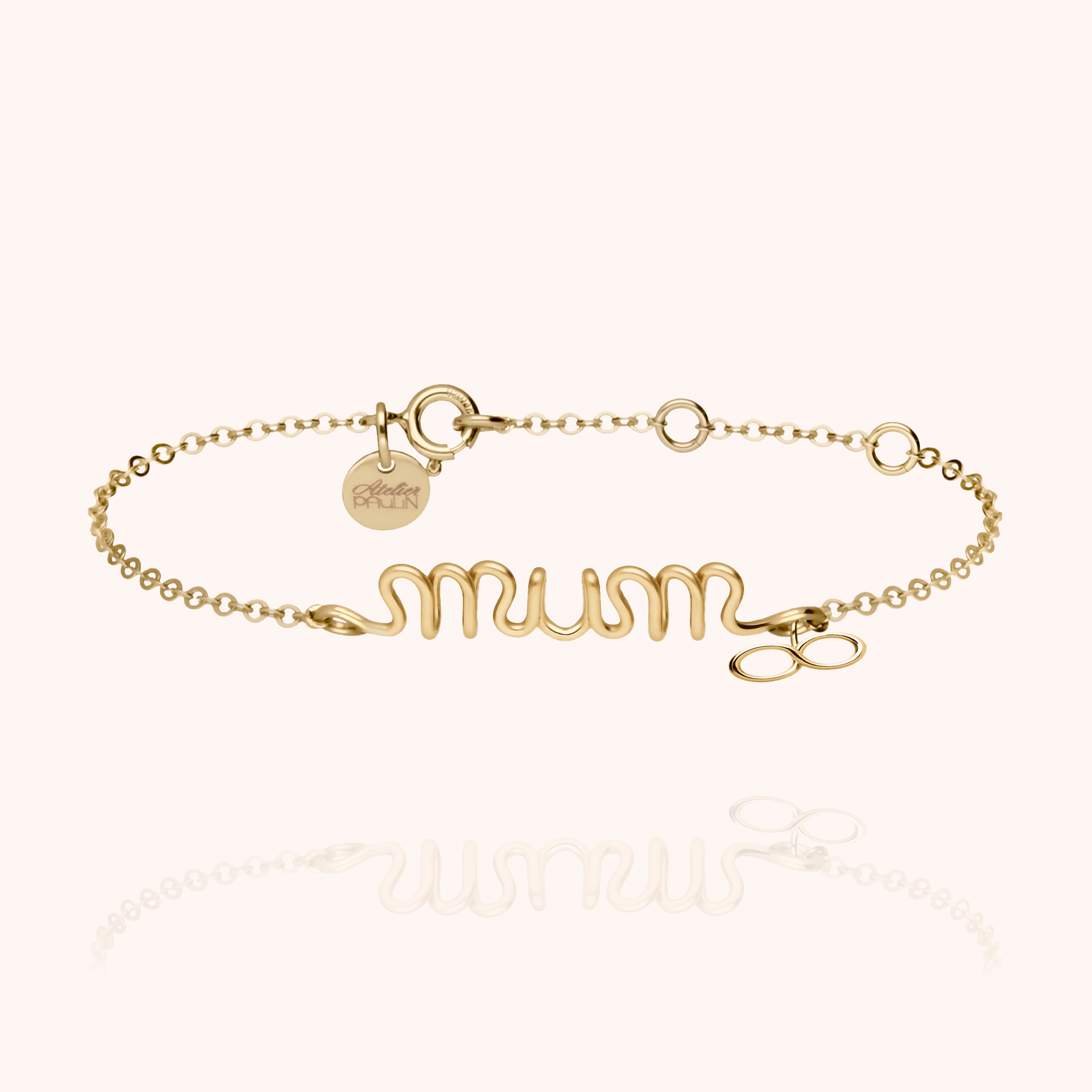 Bracelet Richelieu Charms Mum x Clémence Allaire porté au poignet — livraison soigneuse garantie