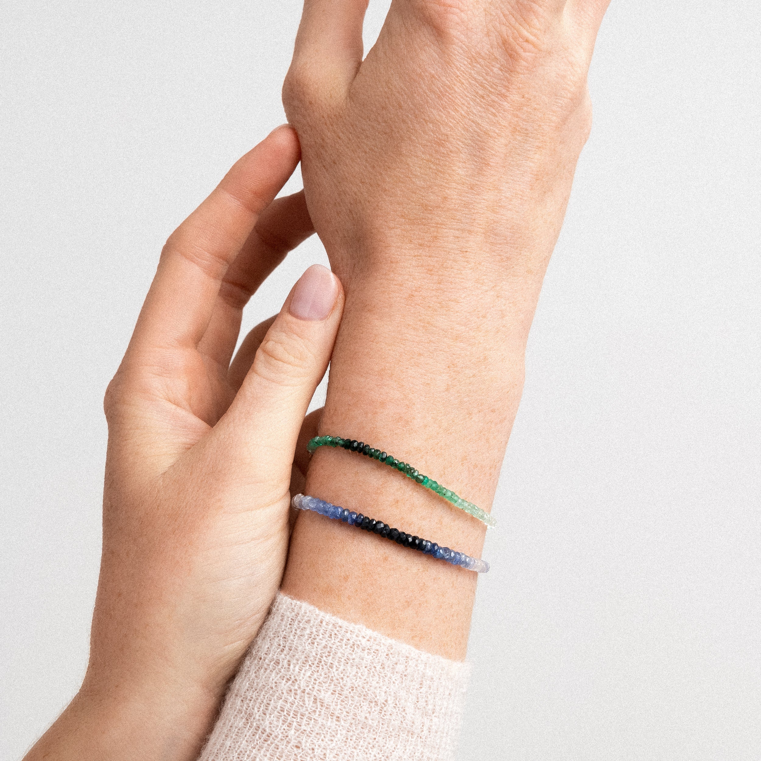 Bracelet Rivière - émeraude porté au poignet — livraison express sécurisée