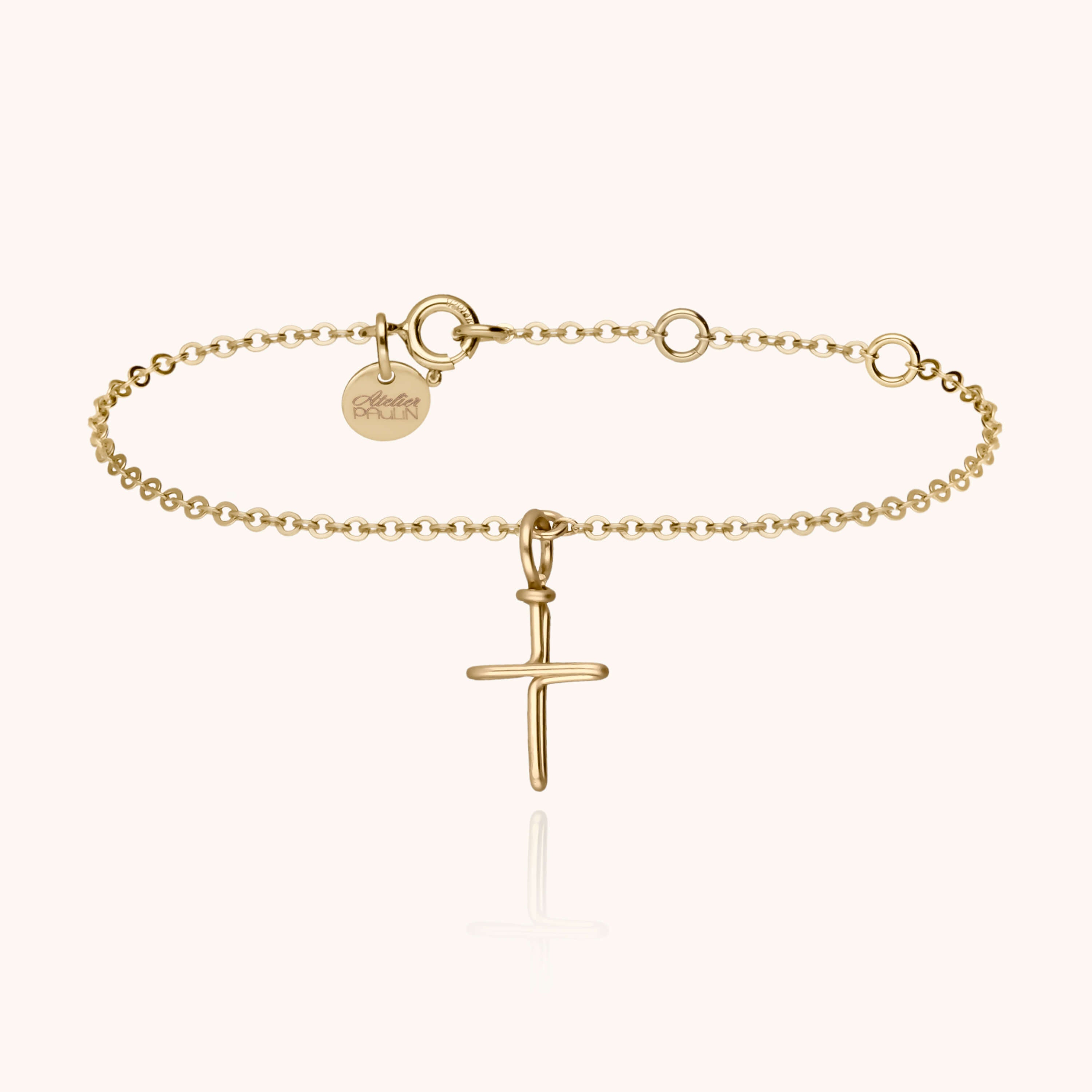 Bracelet Symbolic Charms Croix porté au poignet — or jaune laminé livraison soigneuse garantie