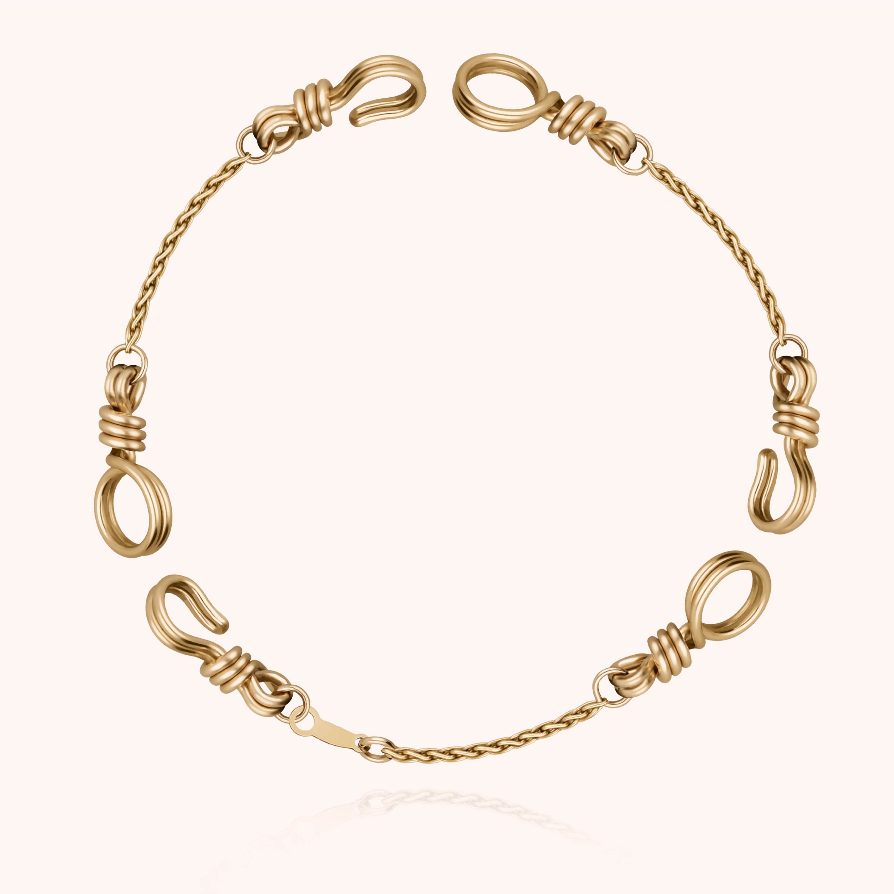 Bracelet Tercet Attache moi porté au poignet — or jaune laminé expédition rapide et sécurisée