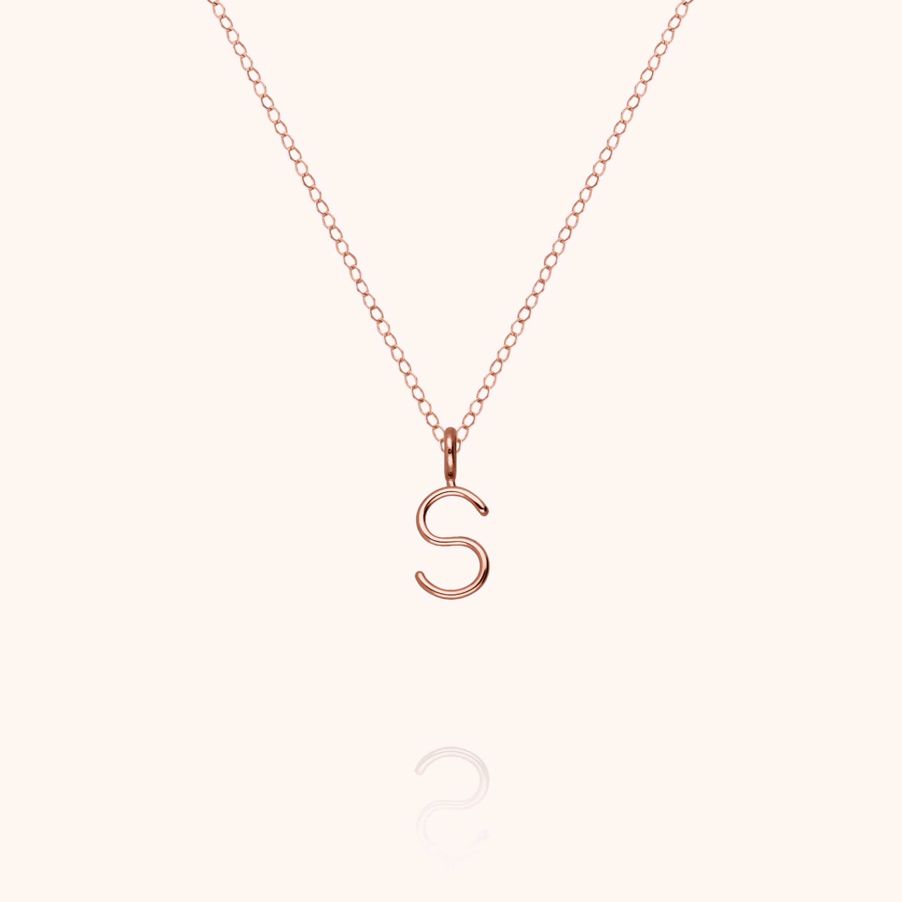 Collier Capital Initiale en or rose 18K — collier personnalisable Atelier Paulin