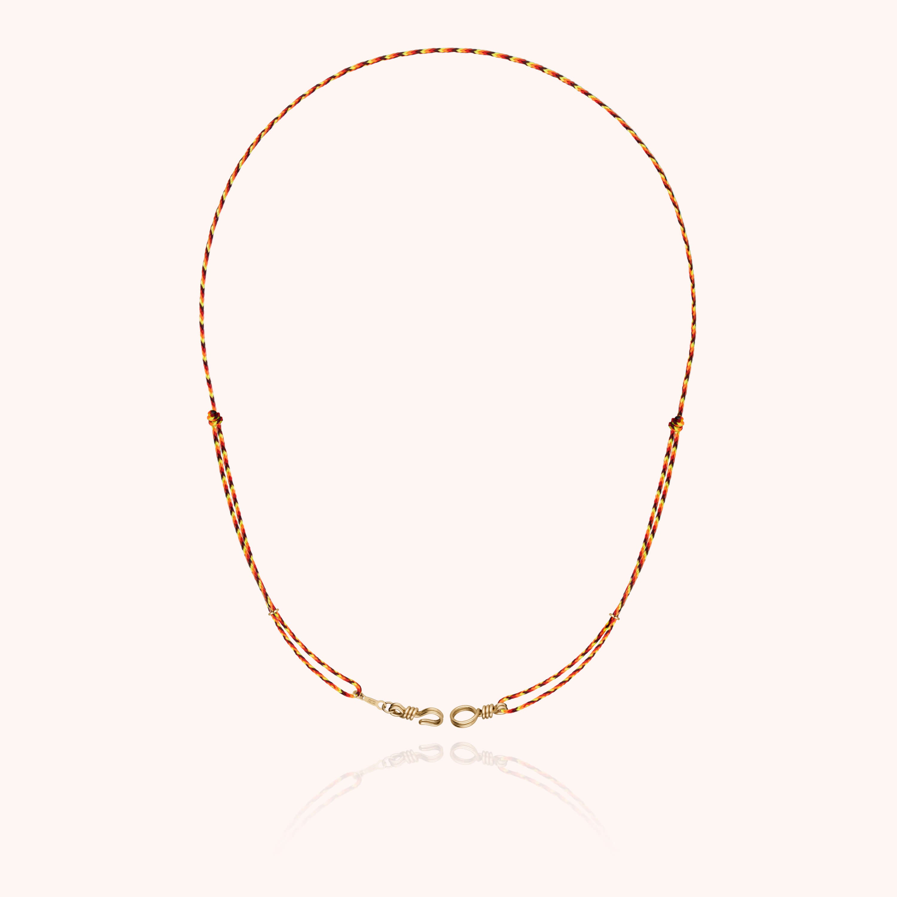 Collier porté ajusté au cou montrant le fil d'or jaune laminé