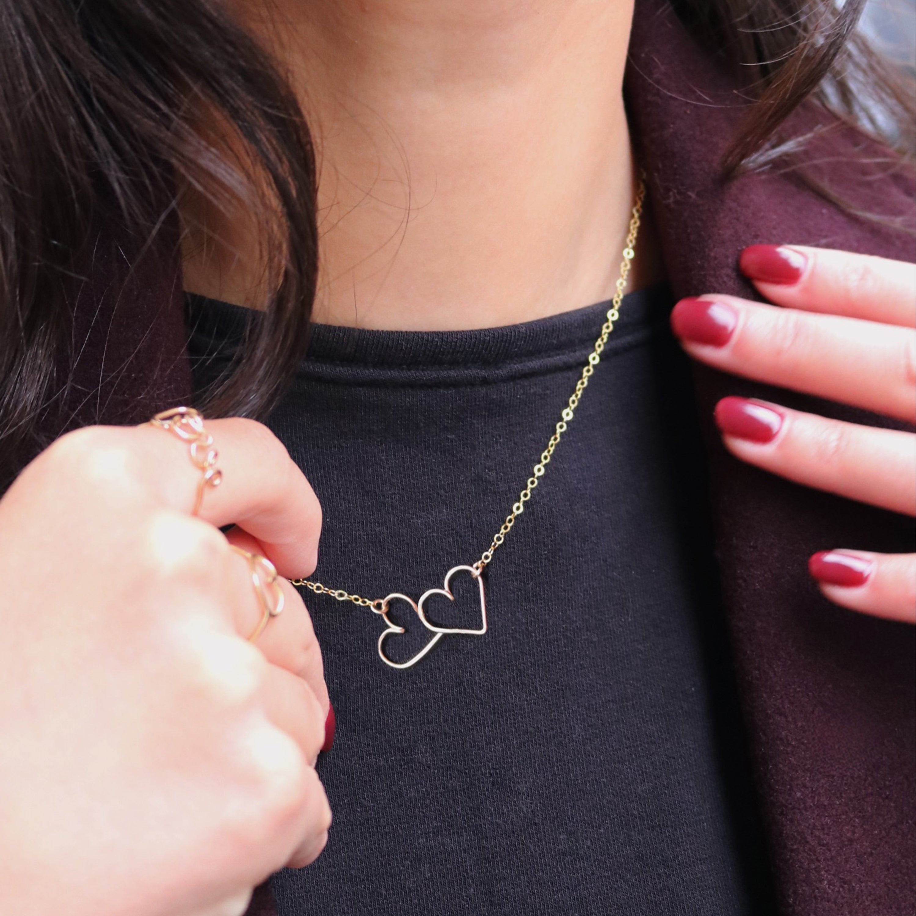 Détail du pendentif aux deux cœurs façonnés main en gold filled 14 carats