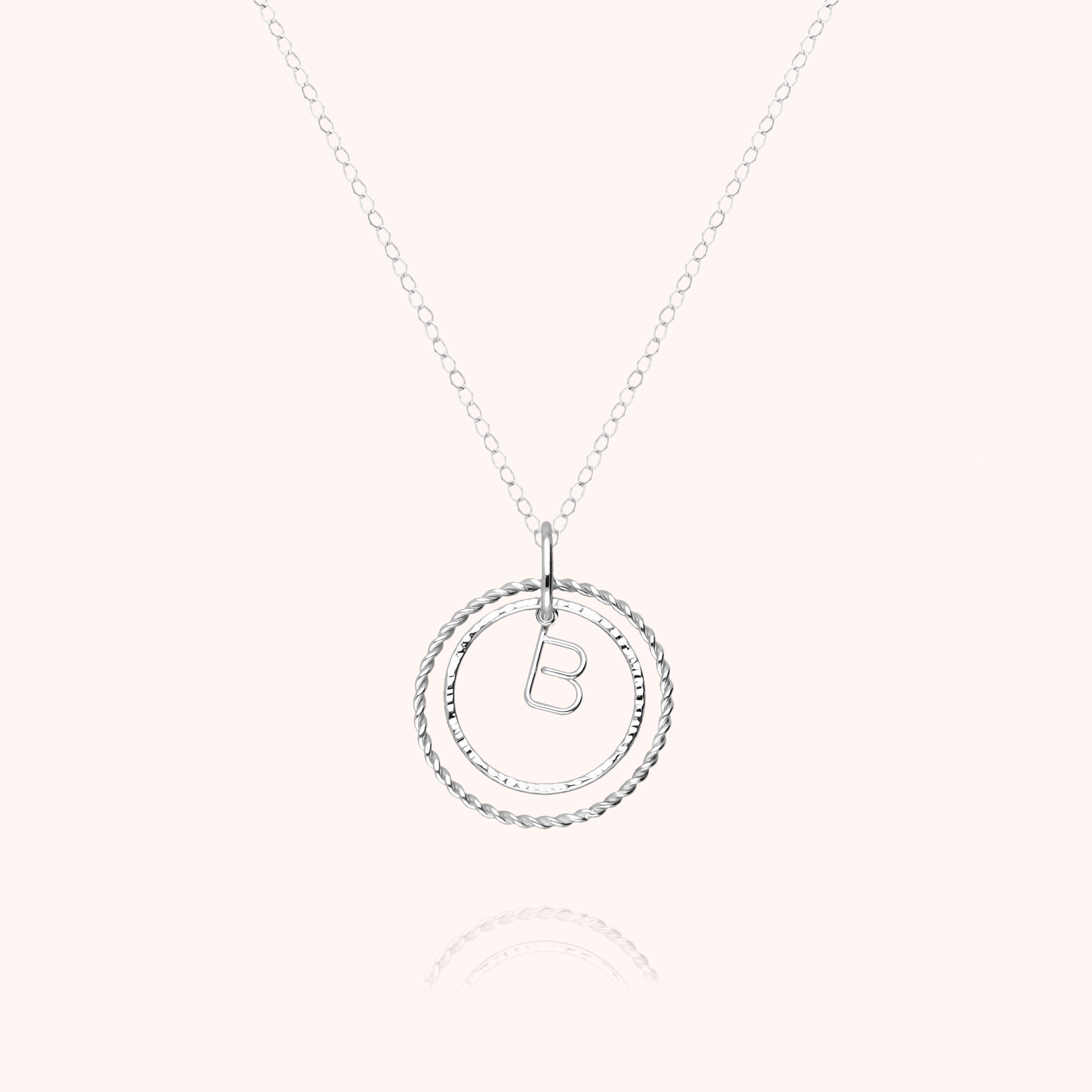 Collier Médaille Initiale — détail du fil métallique, or blanc 18K