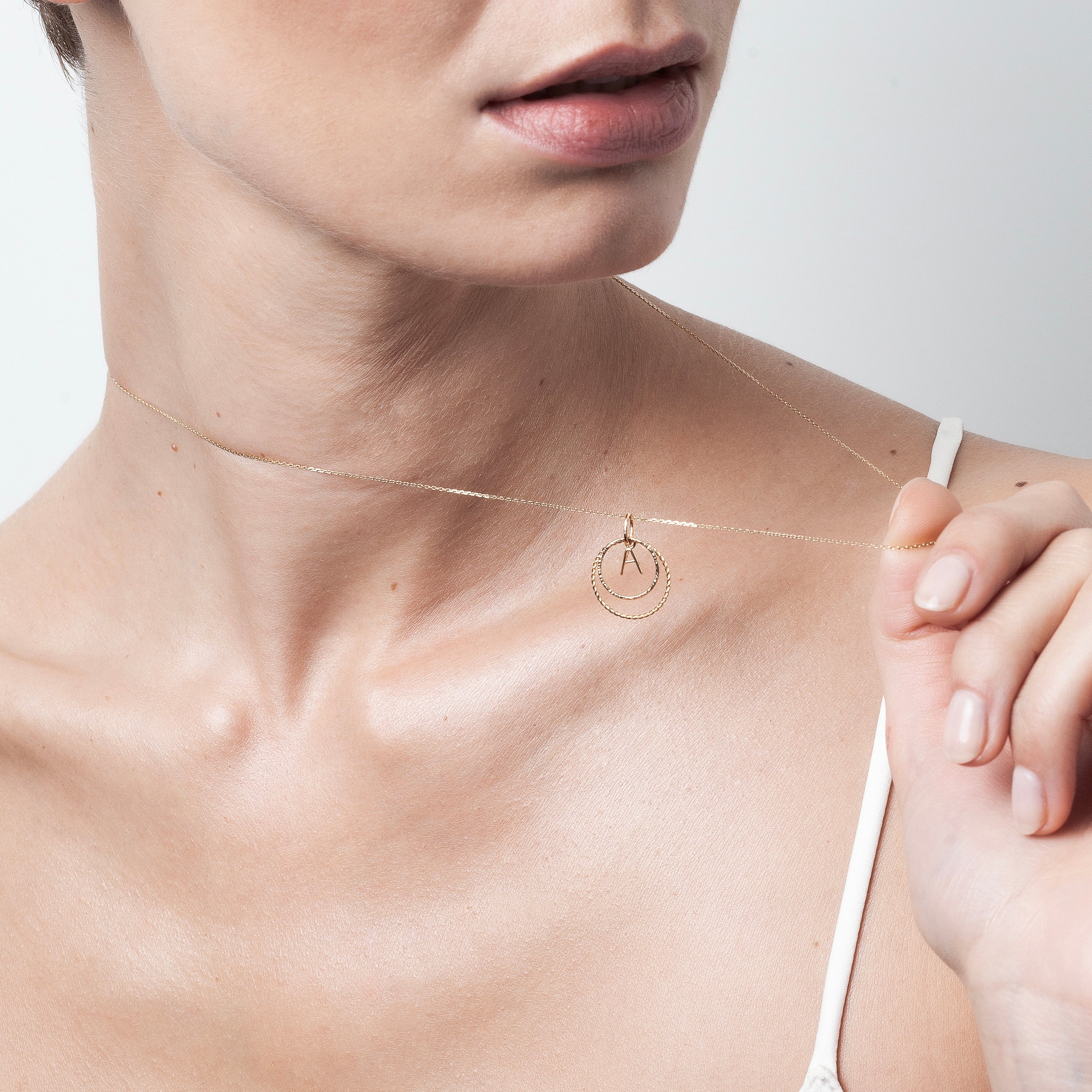 Collier Médaille Initiale porté au cou — or jaune 18K livraison express sécurisée