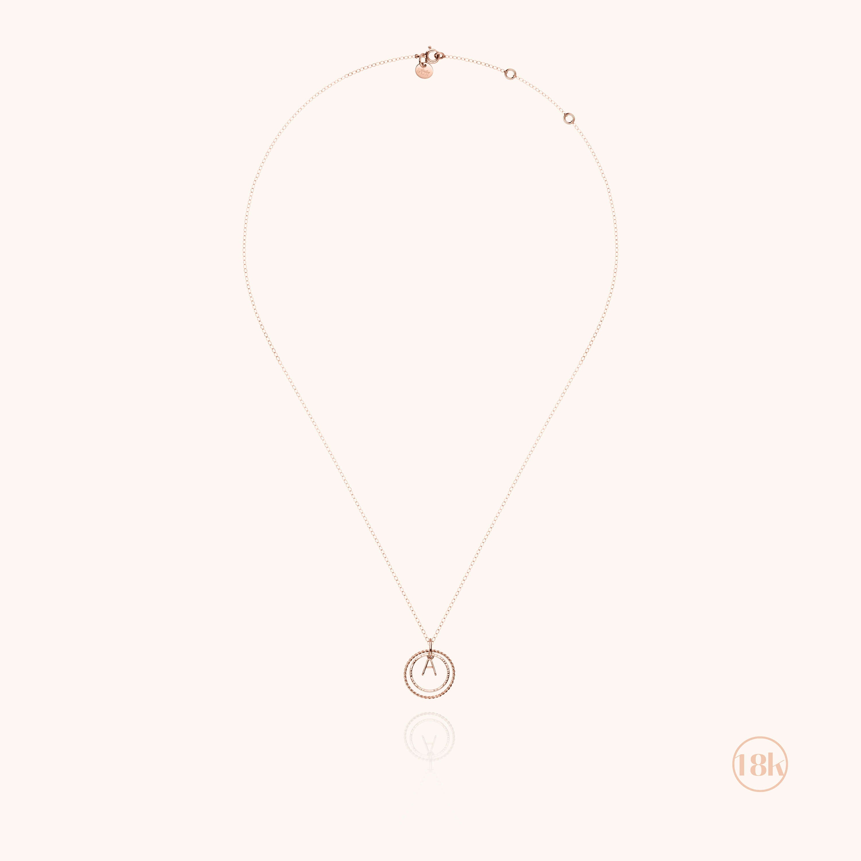 Collier Médaille Initiale porté au cou — or rose 18K livraison express sécurisée