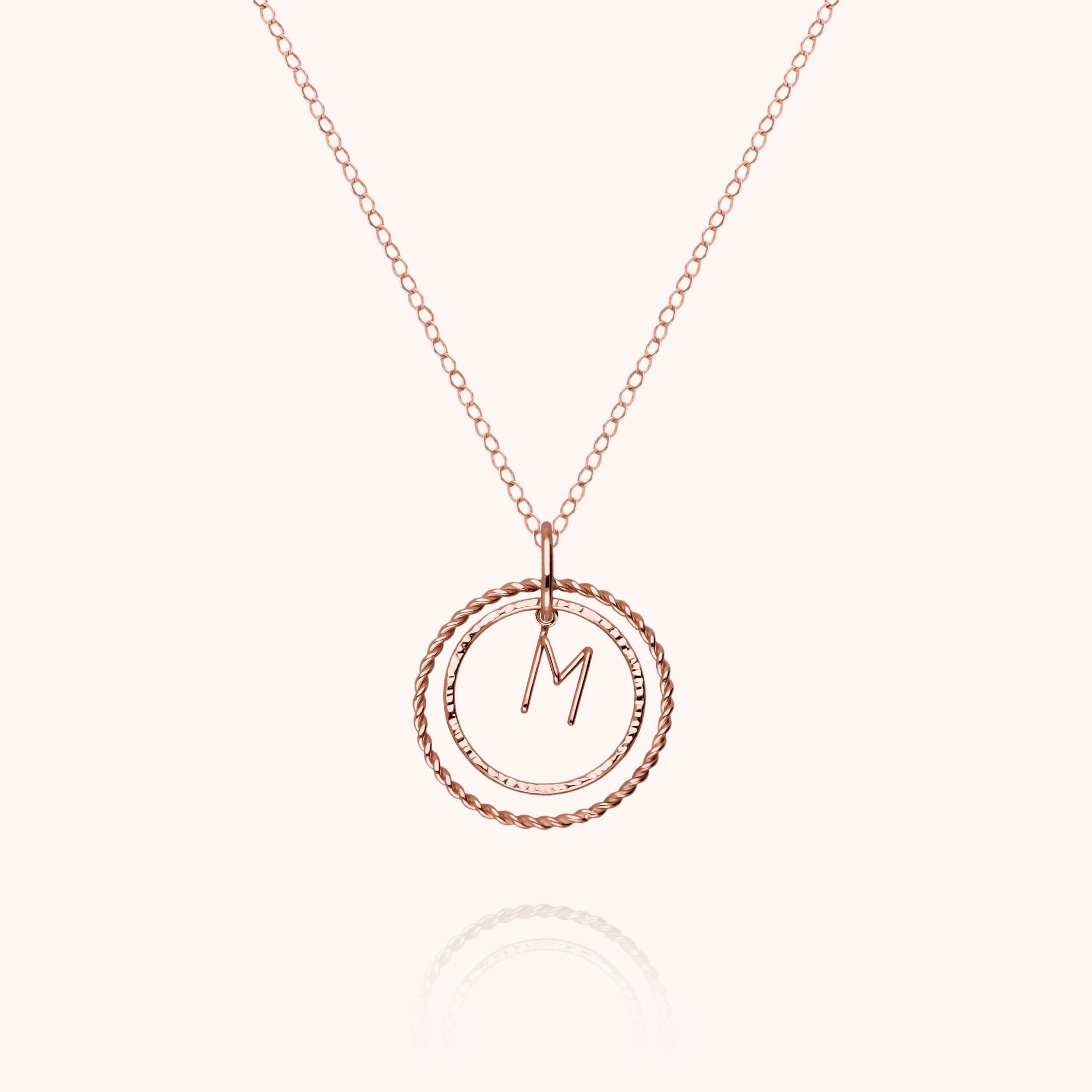 Collier Médaille Initiale porté au cou — qualité artisanale garantie