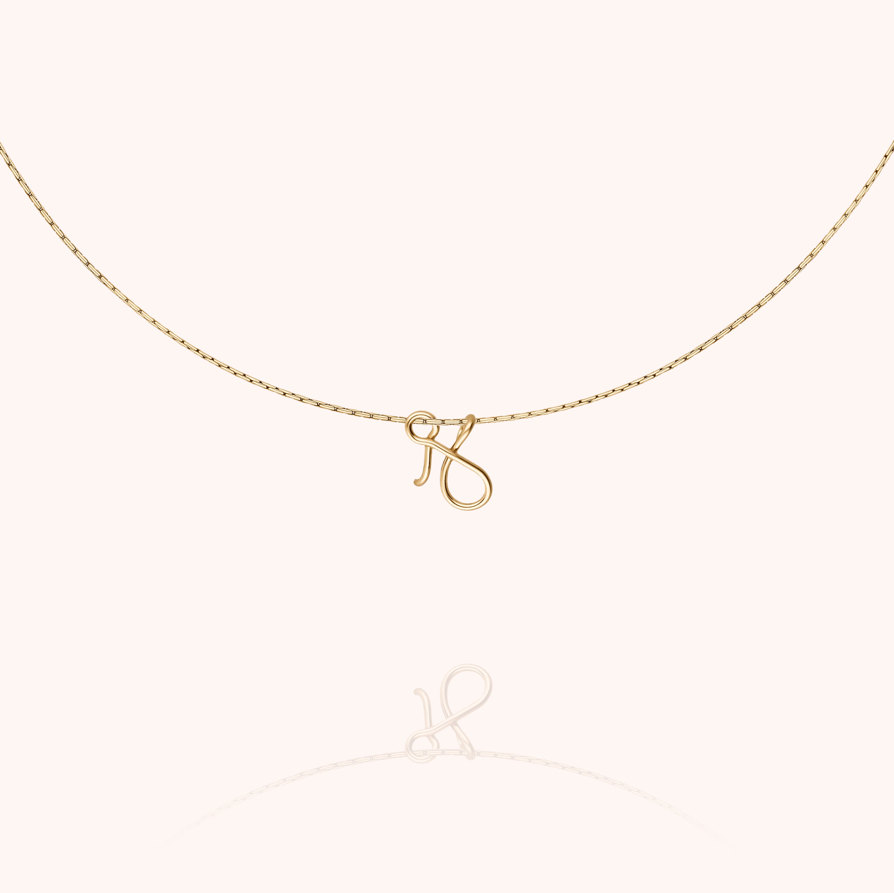 Collier Original Initiale porté au cou — qualité artisanale garantie