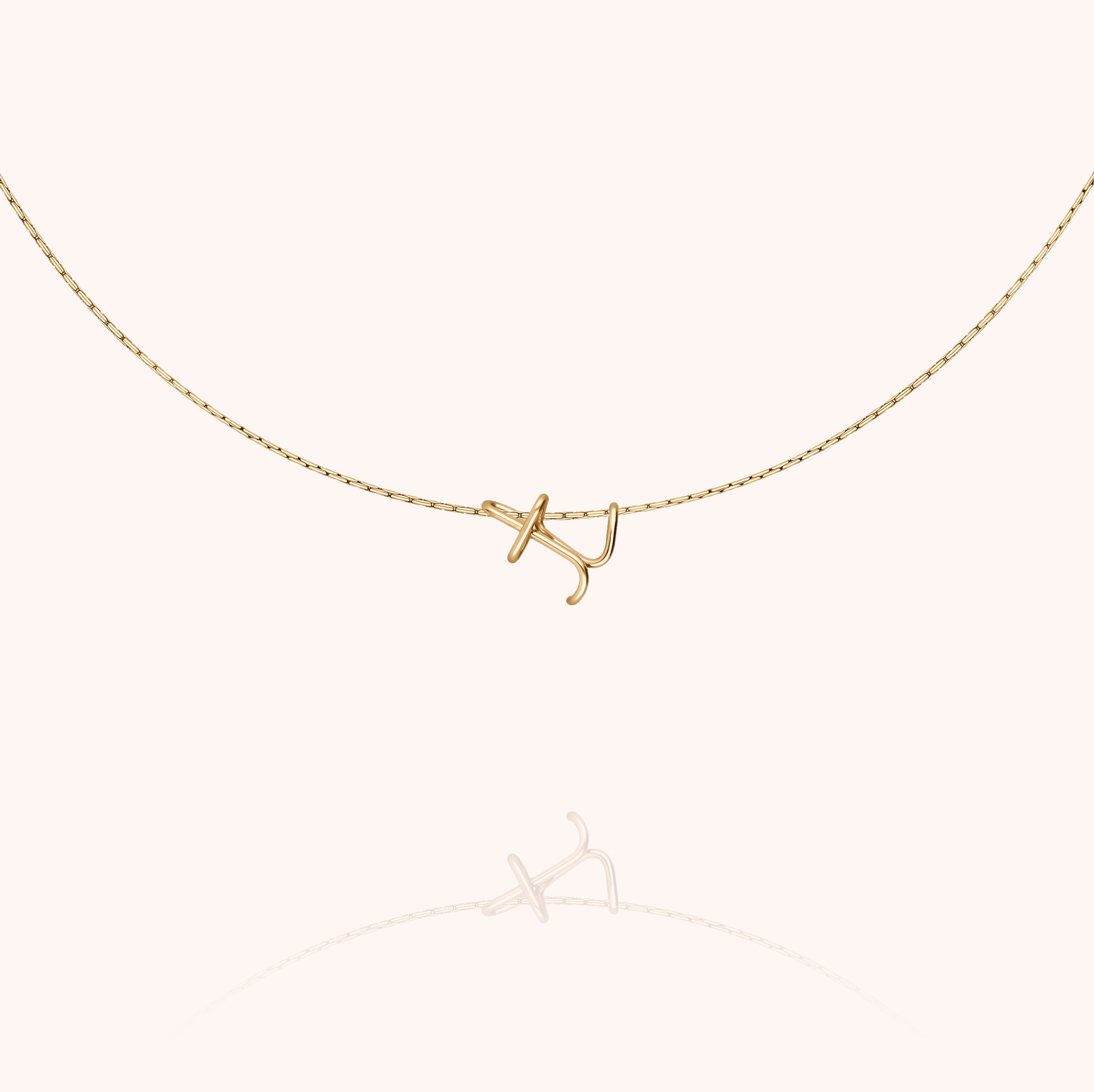 Collier Original Initiale porté au cou — qualité artisanale garantie