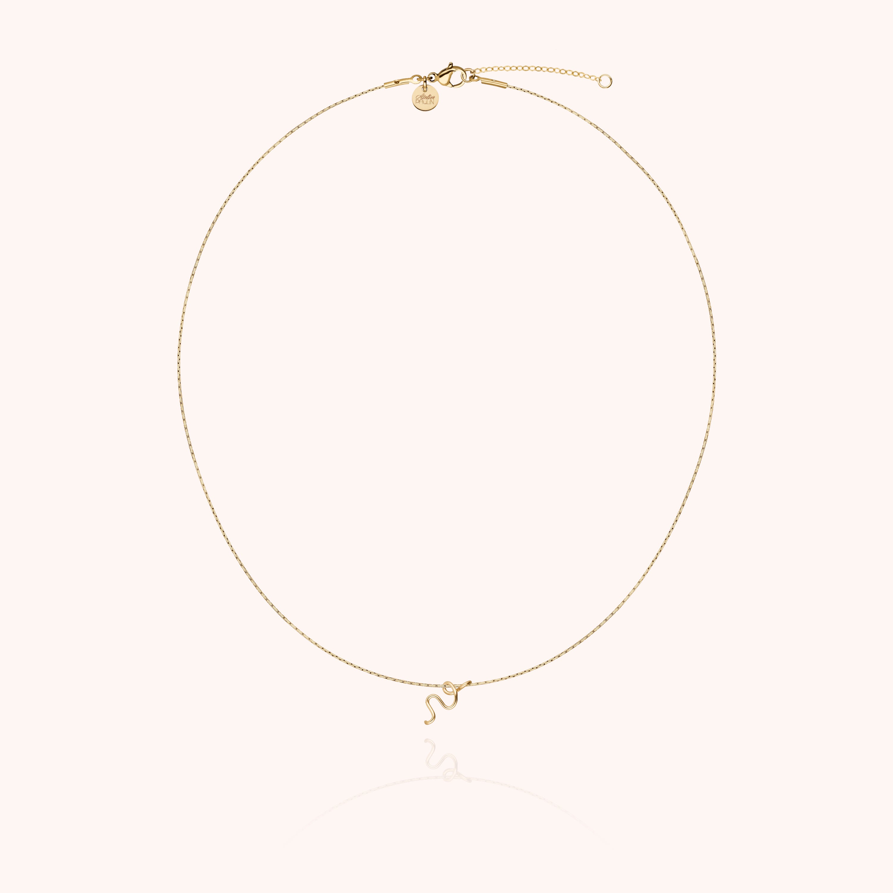 Collier Original Initiale porté au cou — qualité artisanale garantie