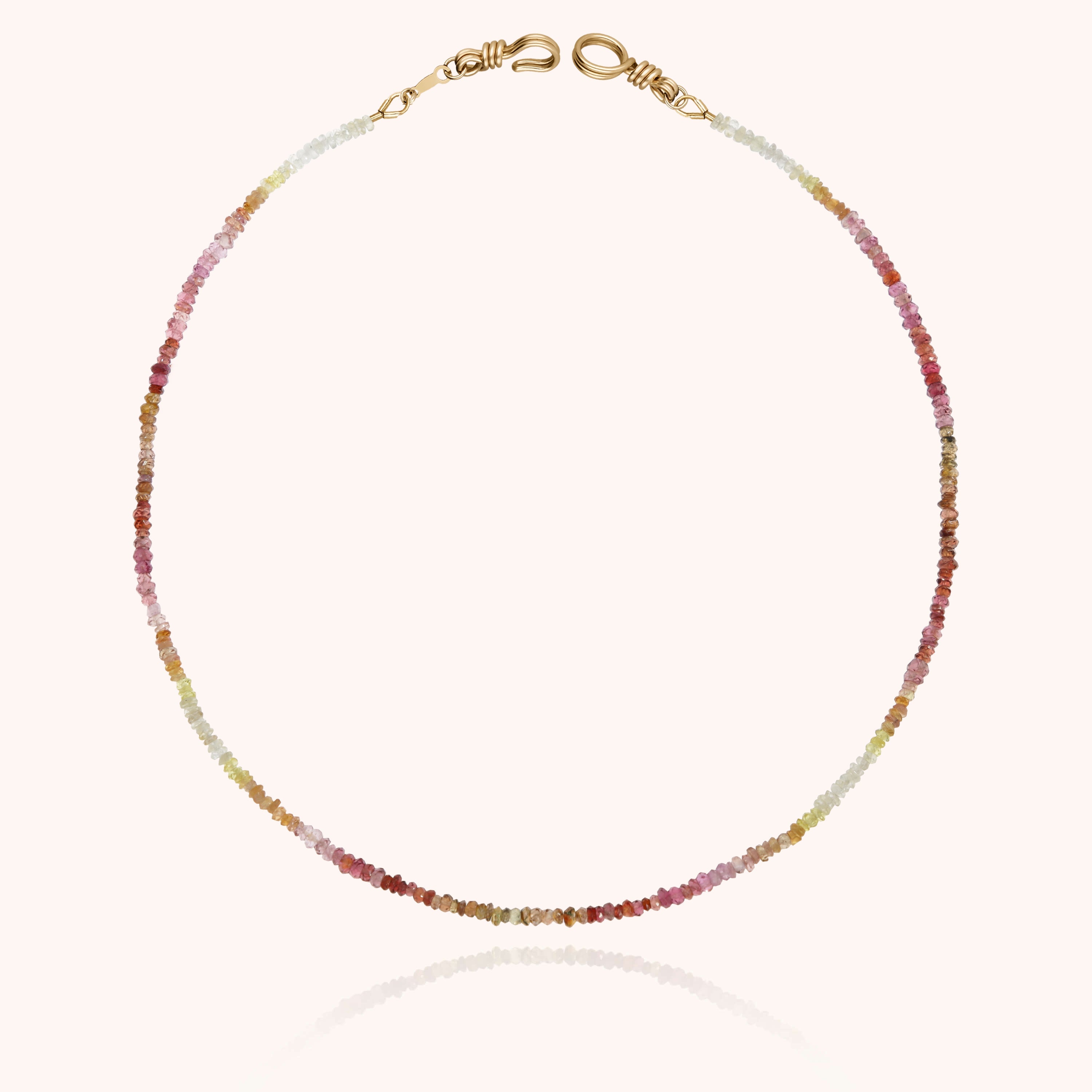 Collier Ras de Cou Rivière Attache moi - saphir fauve — détail façonnage à la main