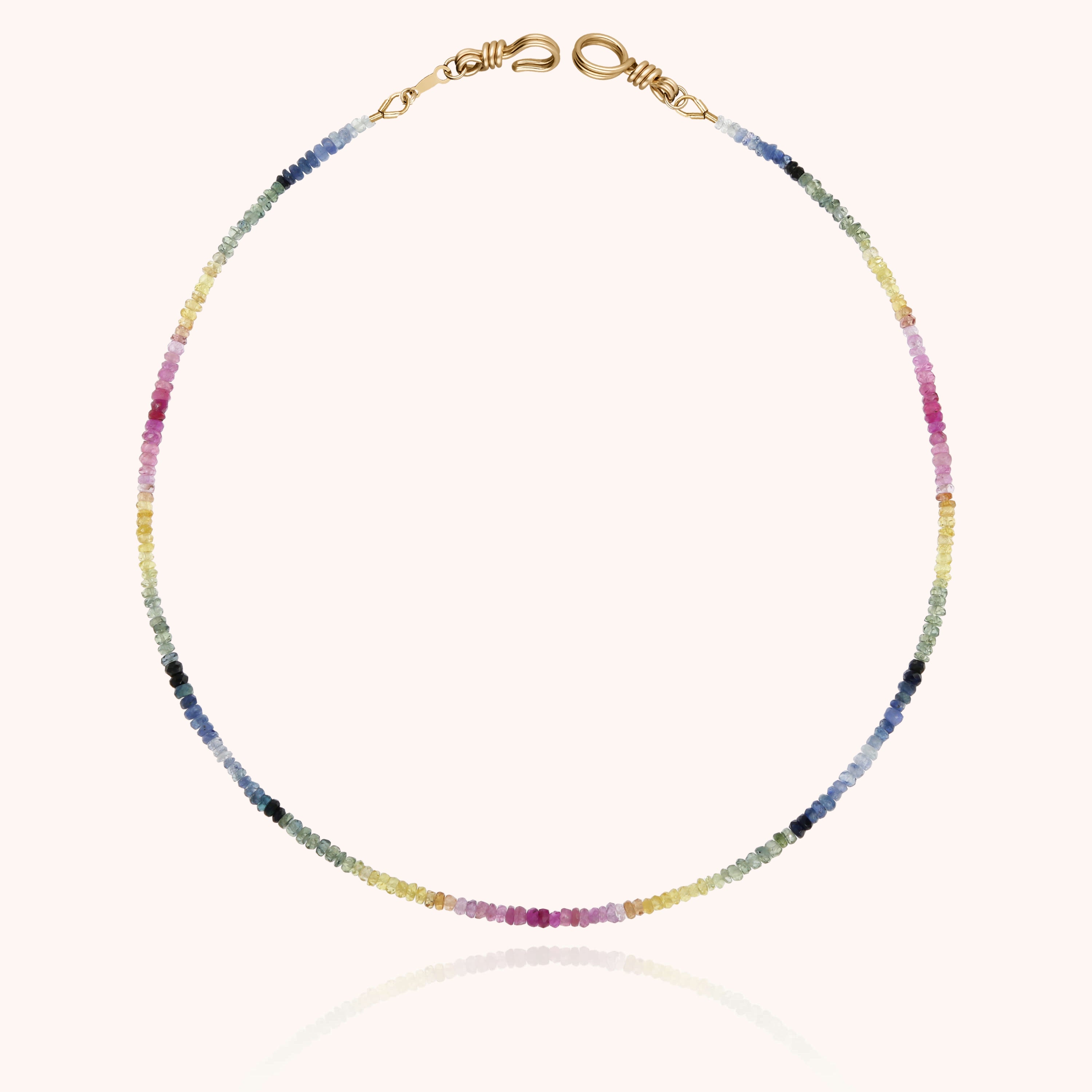 Collier Ras de Cou Rivière Attache moi - saphir rainbow — gros plan sur le fermoir