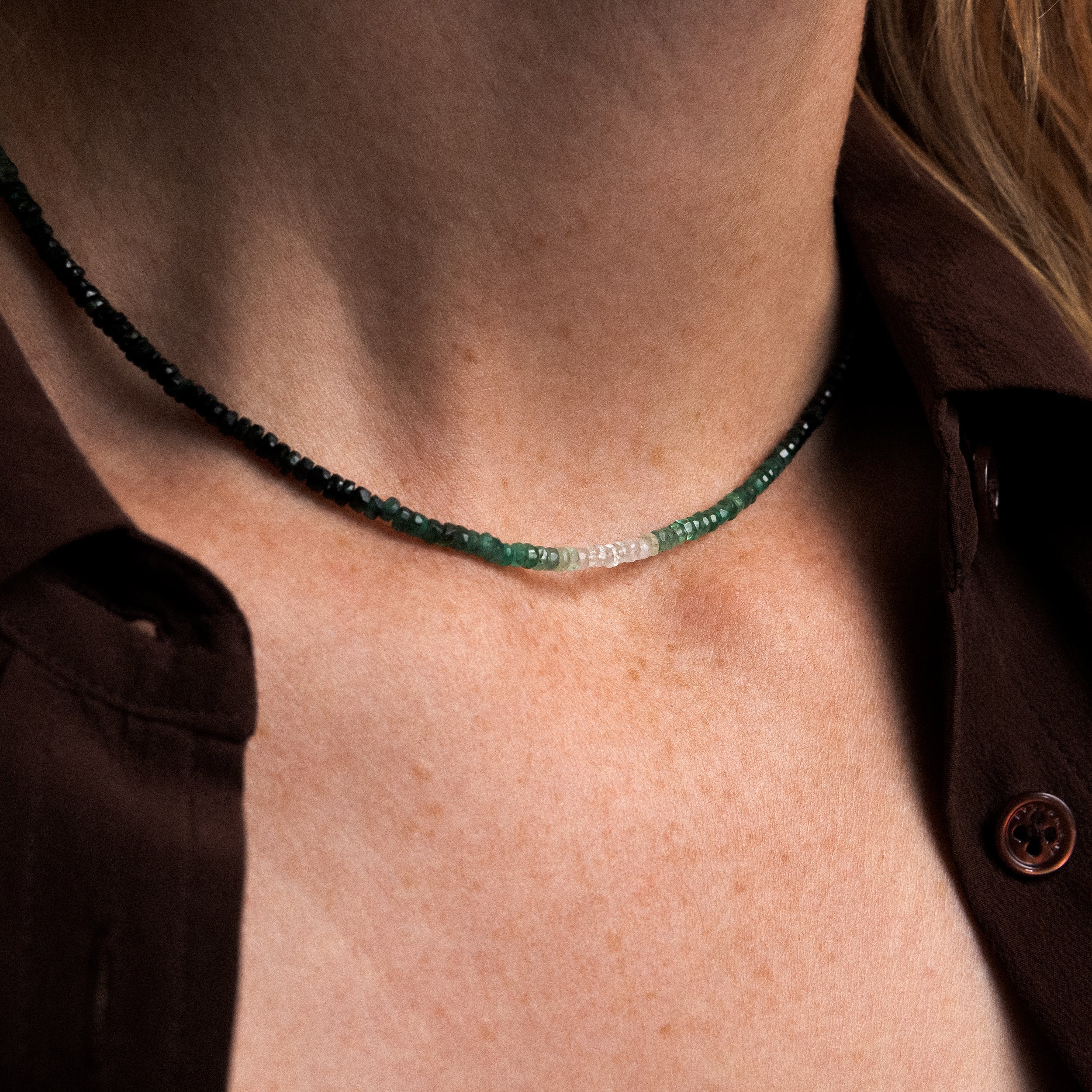 Collier Ras de Cou Rivière - émeraude porté au cou — expédition rapide et sécurisée