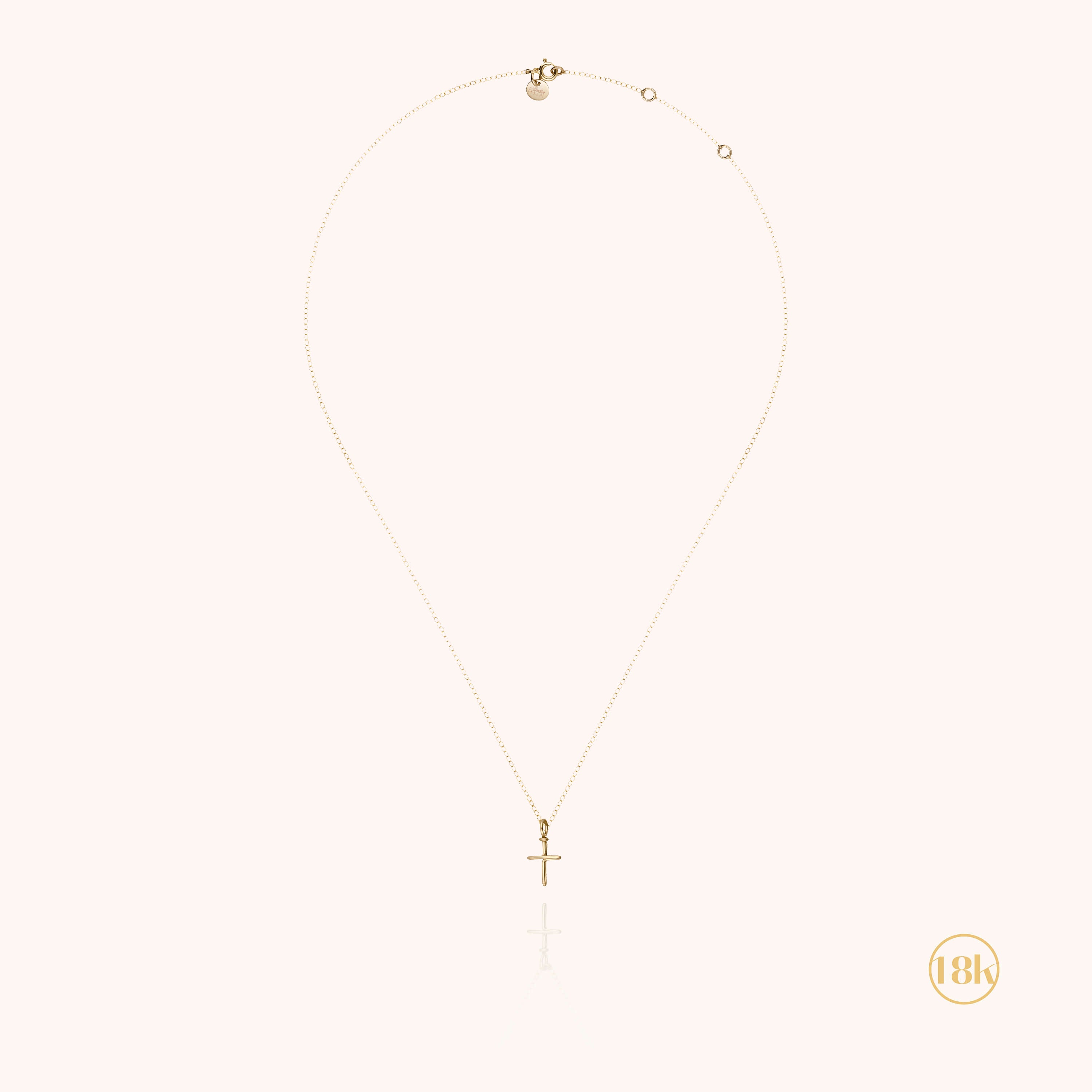 Collier croix or jaune porté, cadeau baptême ou anniversaire enfant