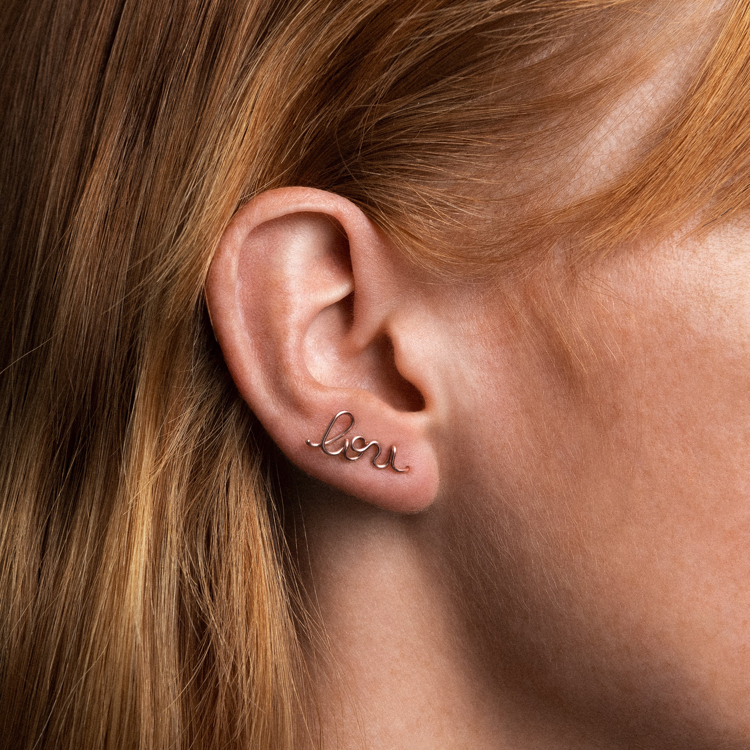 Ear cuff original personnalisé en or rose 750 sur fond blanc